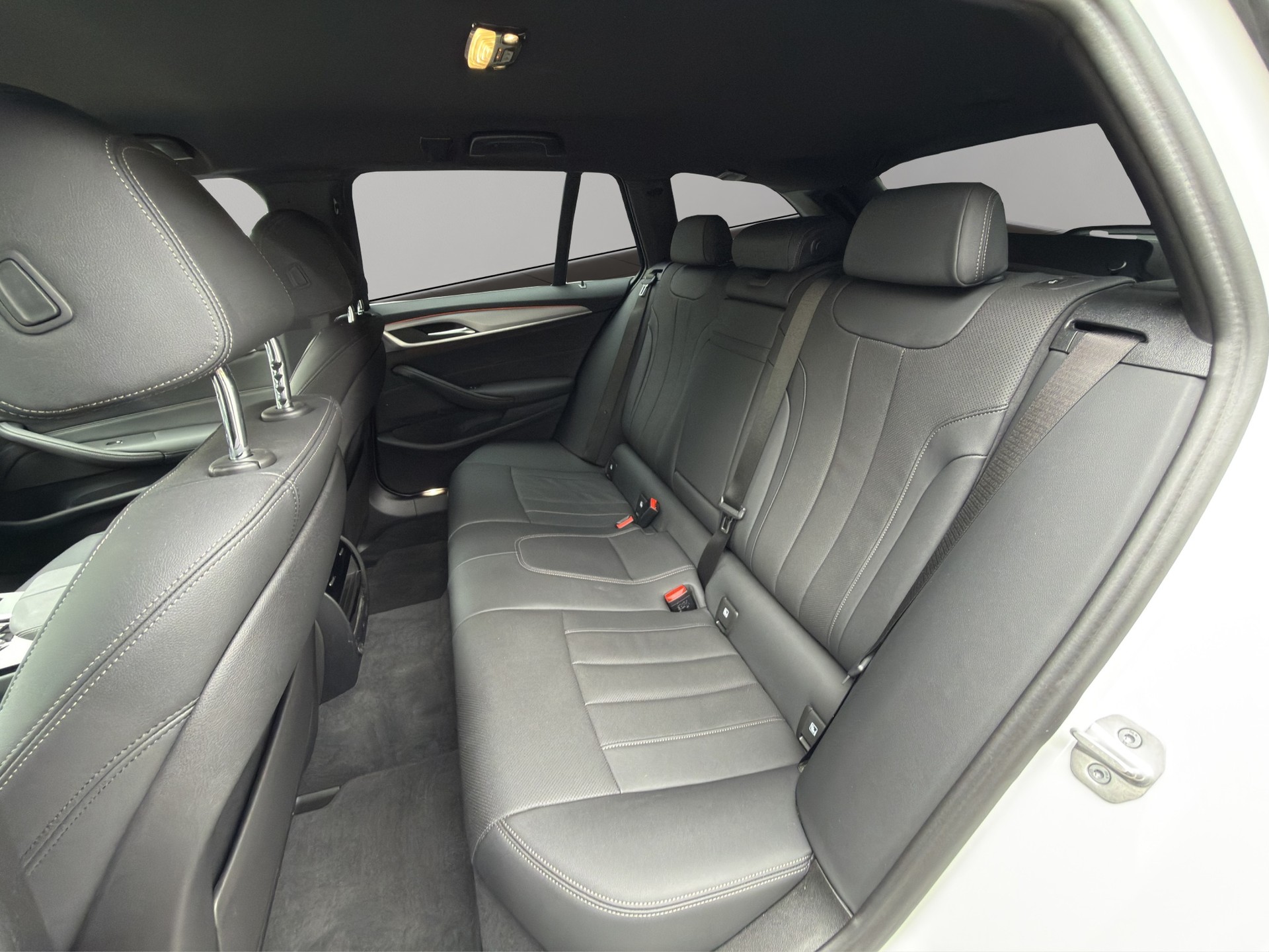 BMW 530d xDrive 48V Touring Steptronic-image-16
