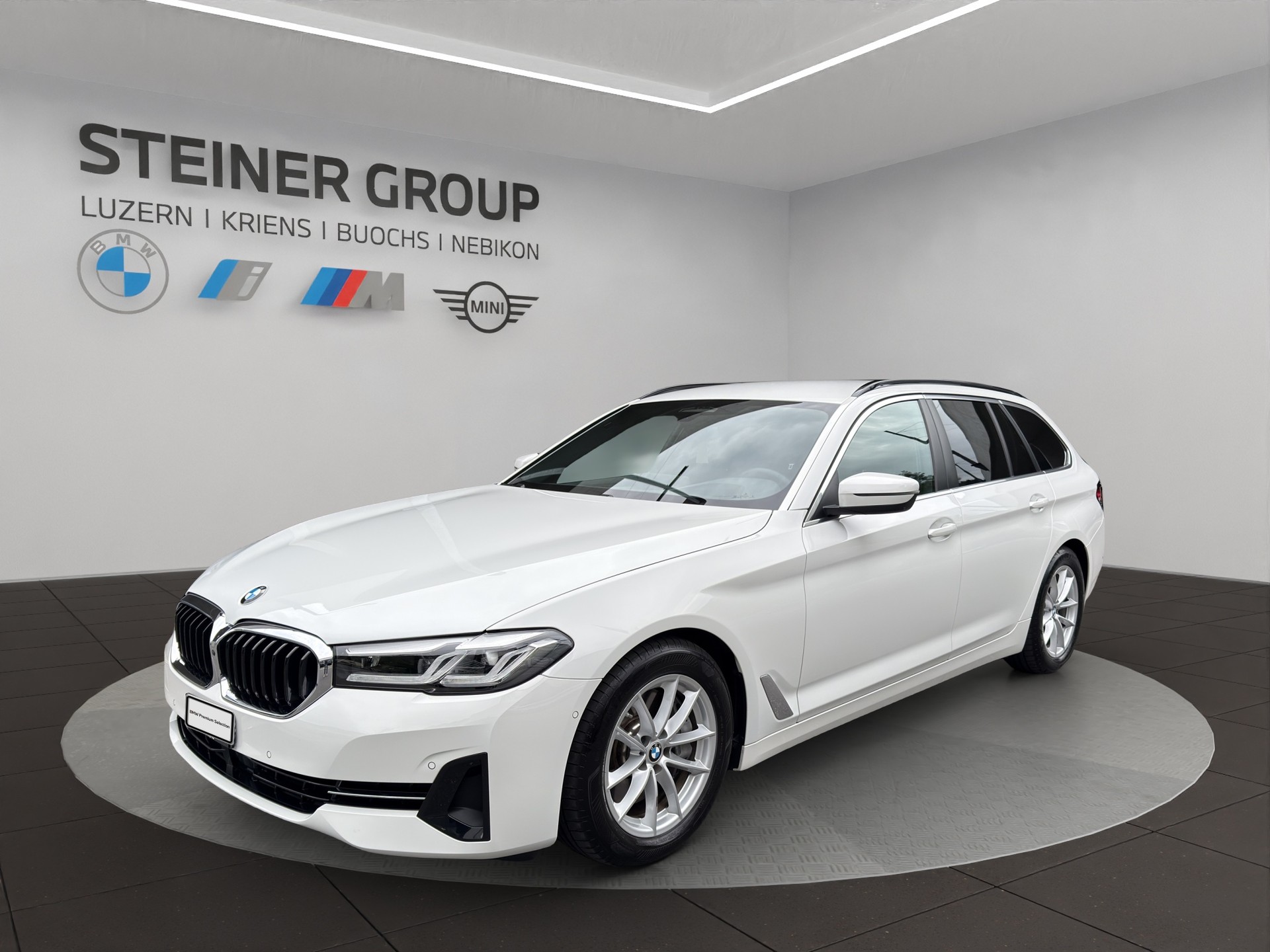 BMW 530d xDrive 48V Touring Steptronic-image-0