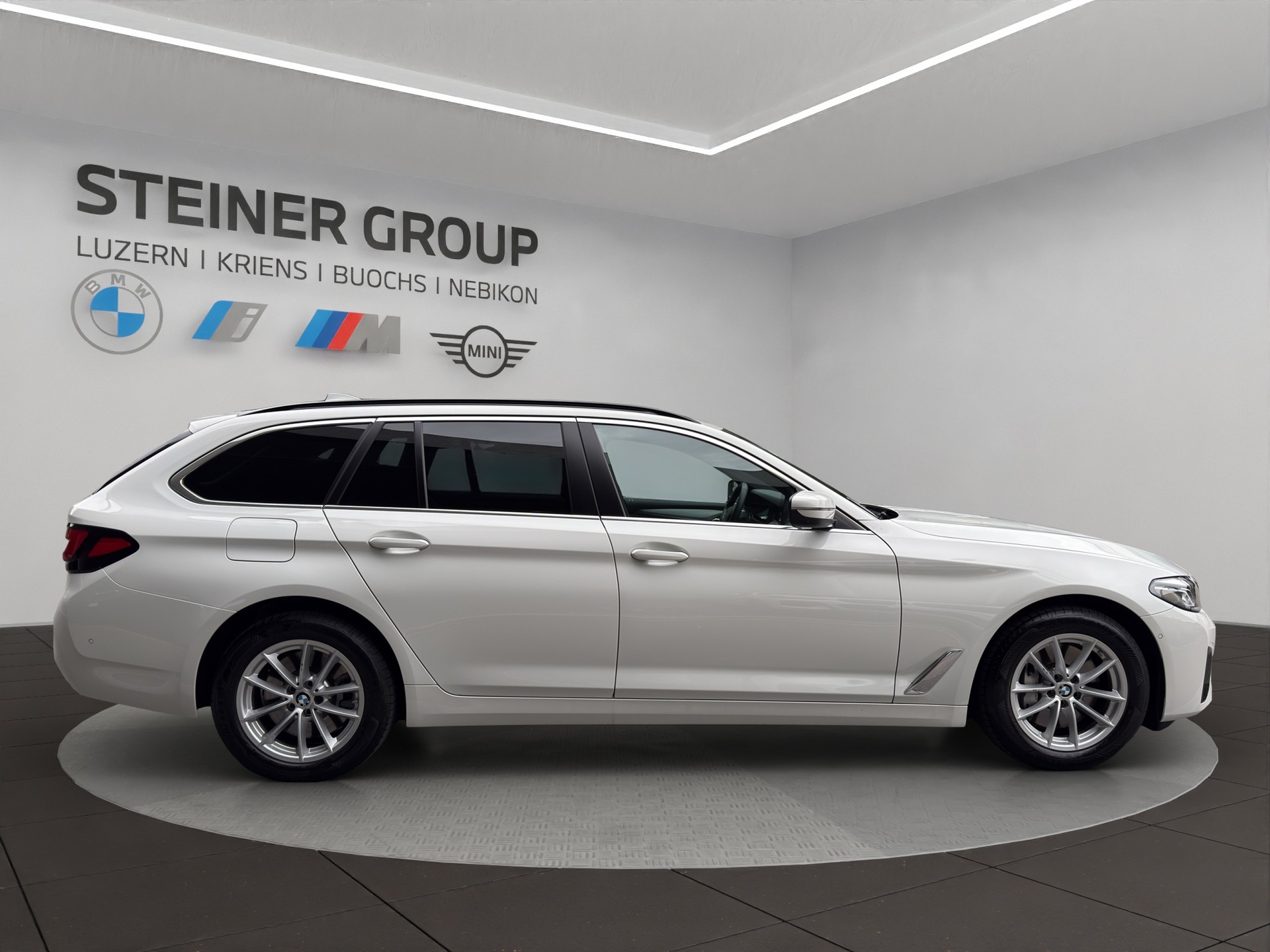 BMW 530d xDrive 48V Touring Steptronic-image-3