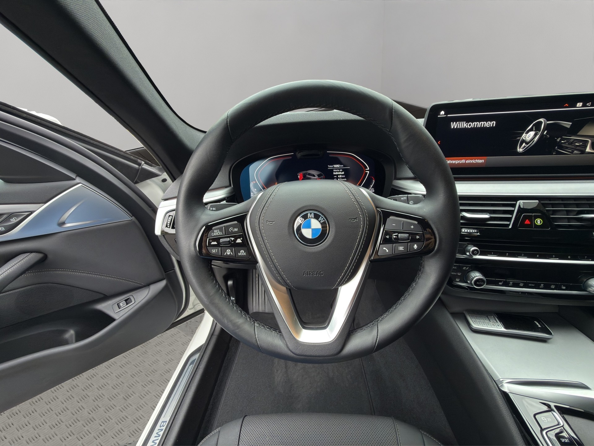 BMW 530d xDrive 48V Touring Steptronic-image-11