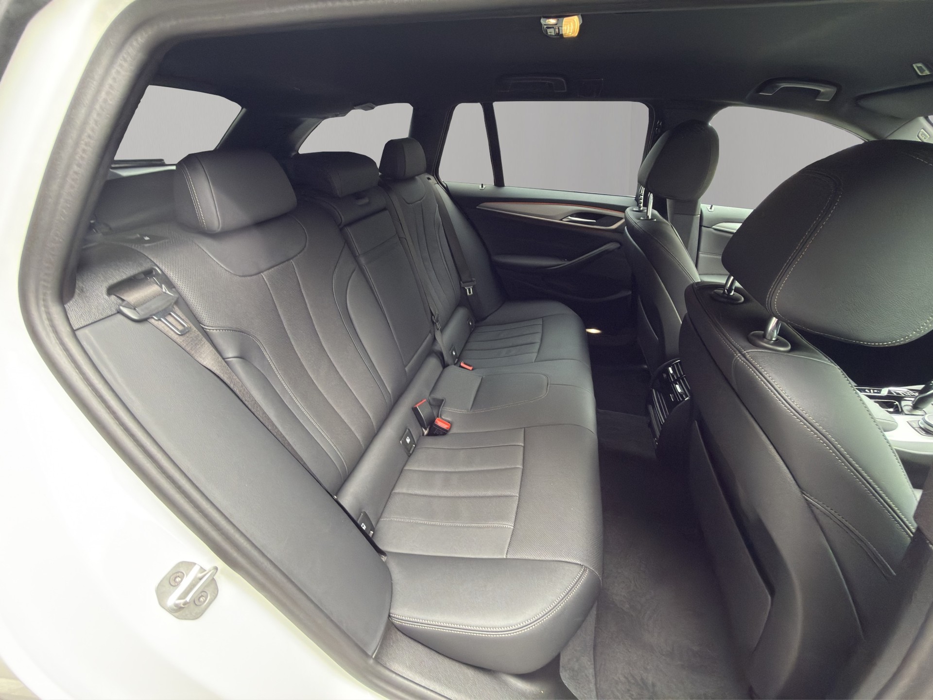 BMW 530d xDrive 48V Touring Steptronic-image-19