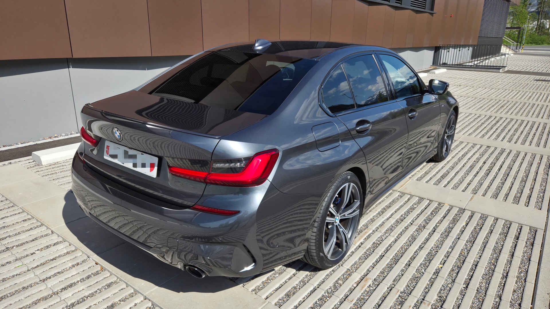 BMW 330e Steptronic M Sport-image-1
