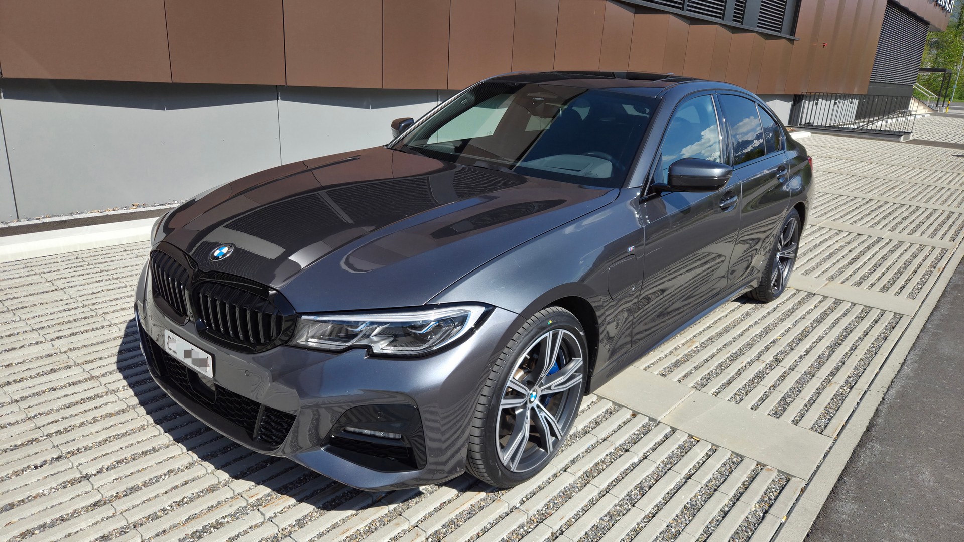 BMW 330e Steptronic M Sport-image-3
