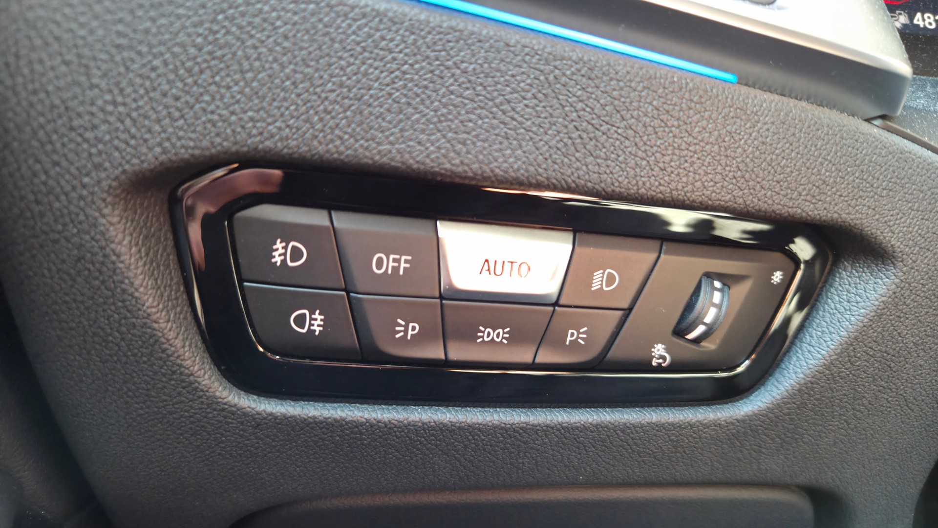 BMW 330e Steptronic M Sport-image-15