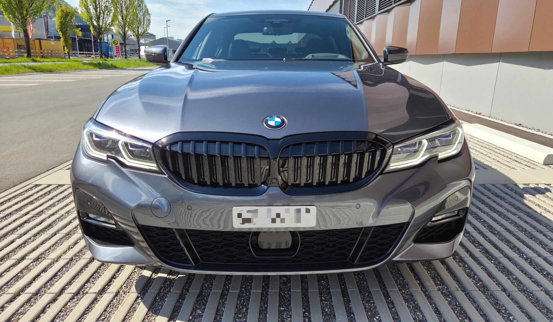 BMW 330e Steptronic M Sport-image-2
