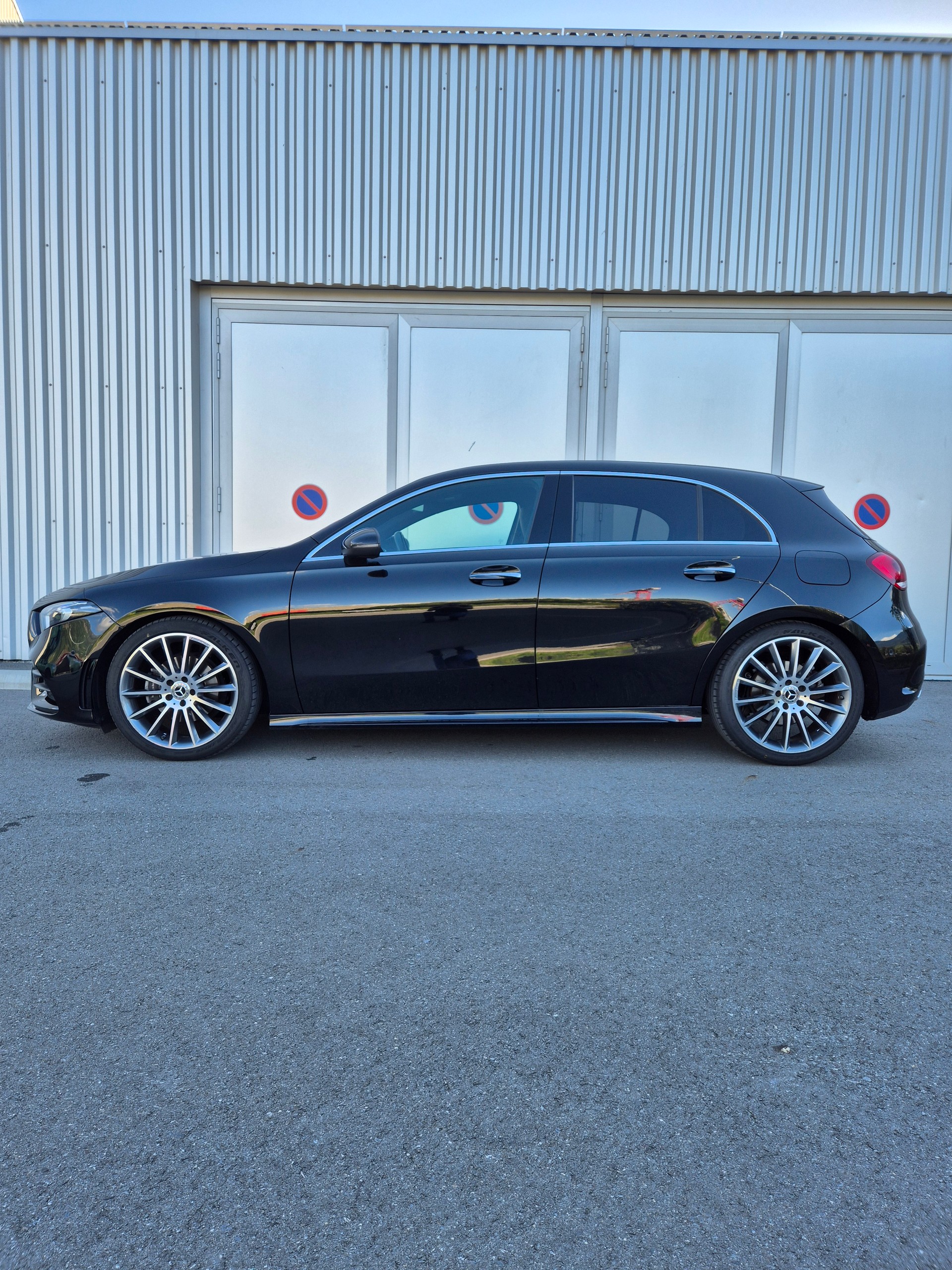 MERCEDES-BENZ A 200 AMG Line 7G-DCT-image-4