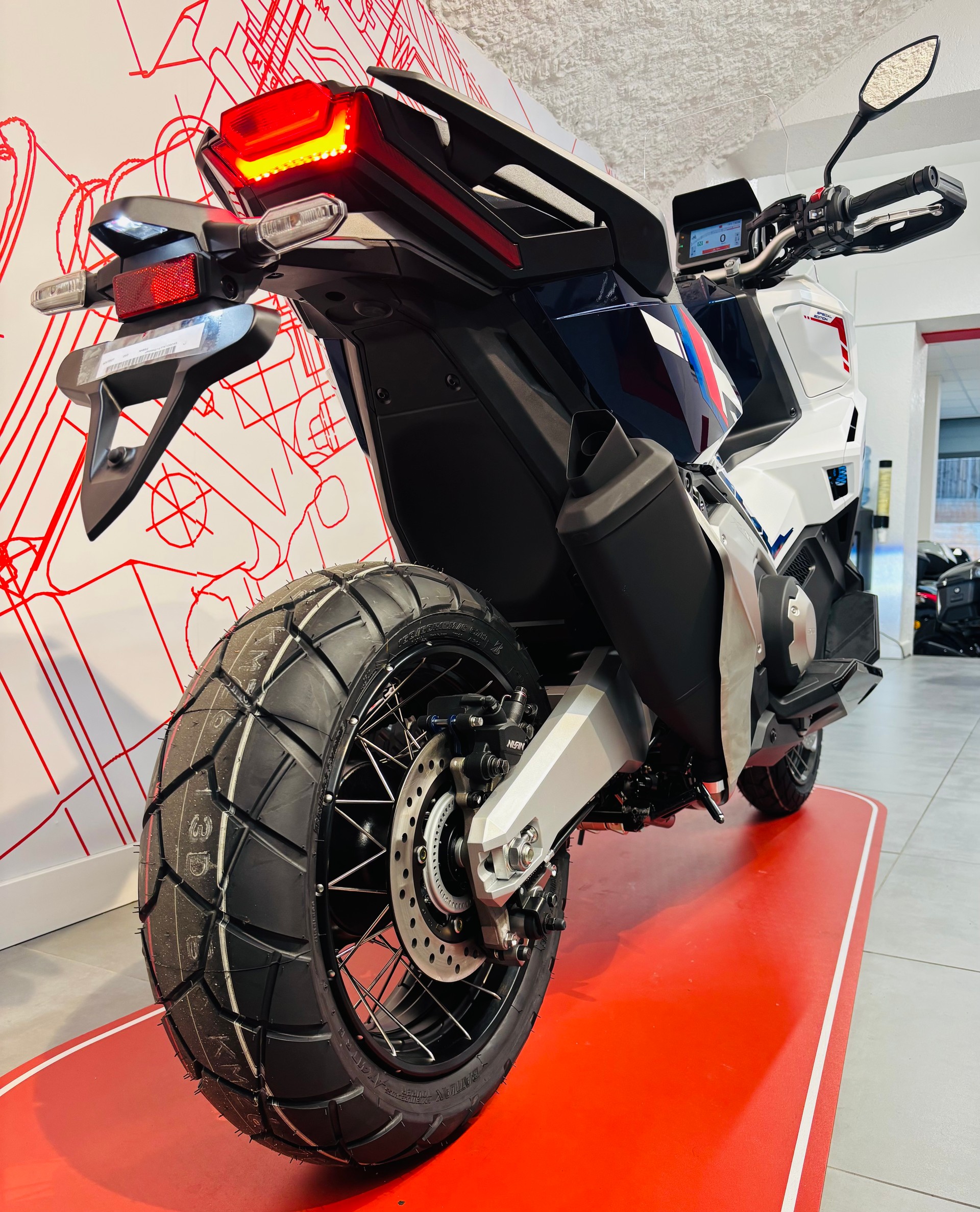 HONDA X-ADV 750-showroom-element-3