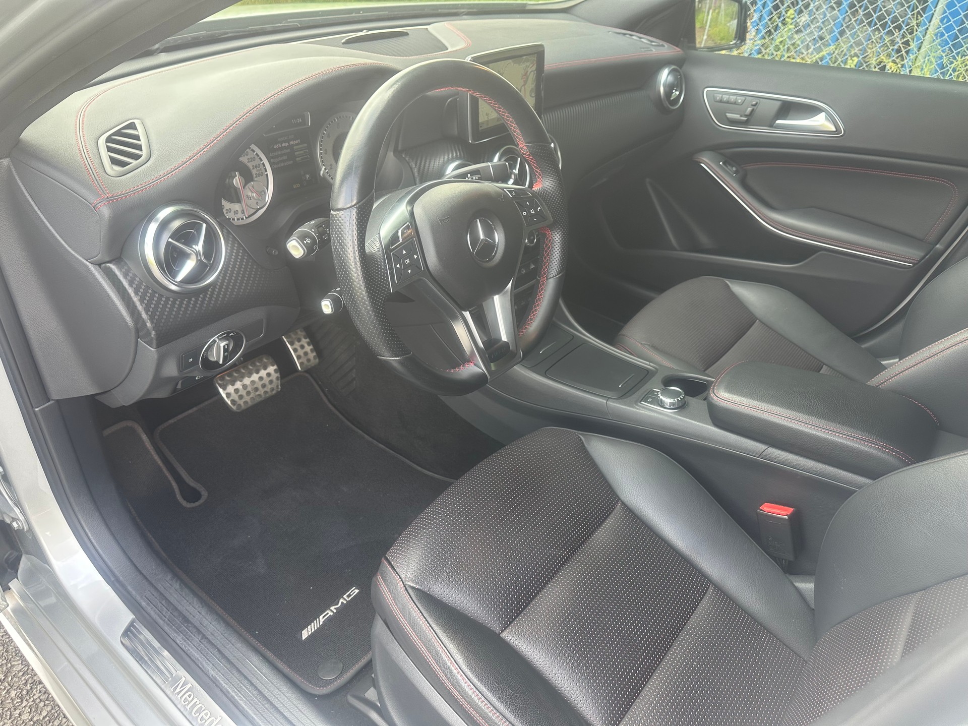 MERCEDES-BENZ A 250 AMG Line 7G-DCT-image-9