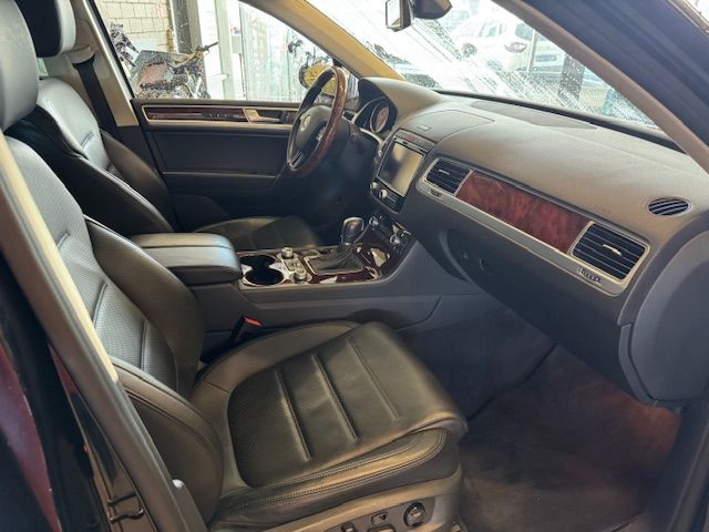 VW Touareg 3.0 TSI Hybrid Tiptronic-image-8