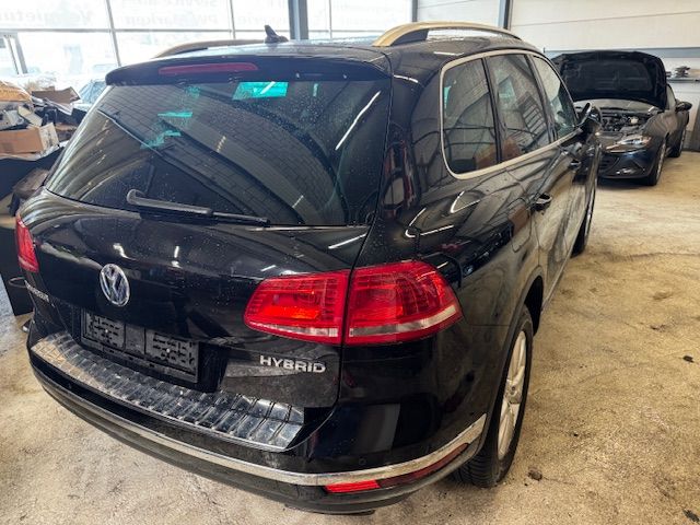VW Touareg 3.0 TSI Hybrid Tiptronic-image-3