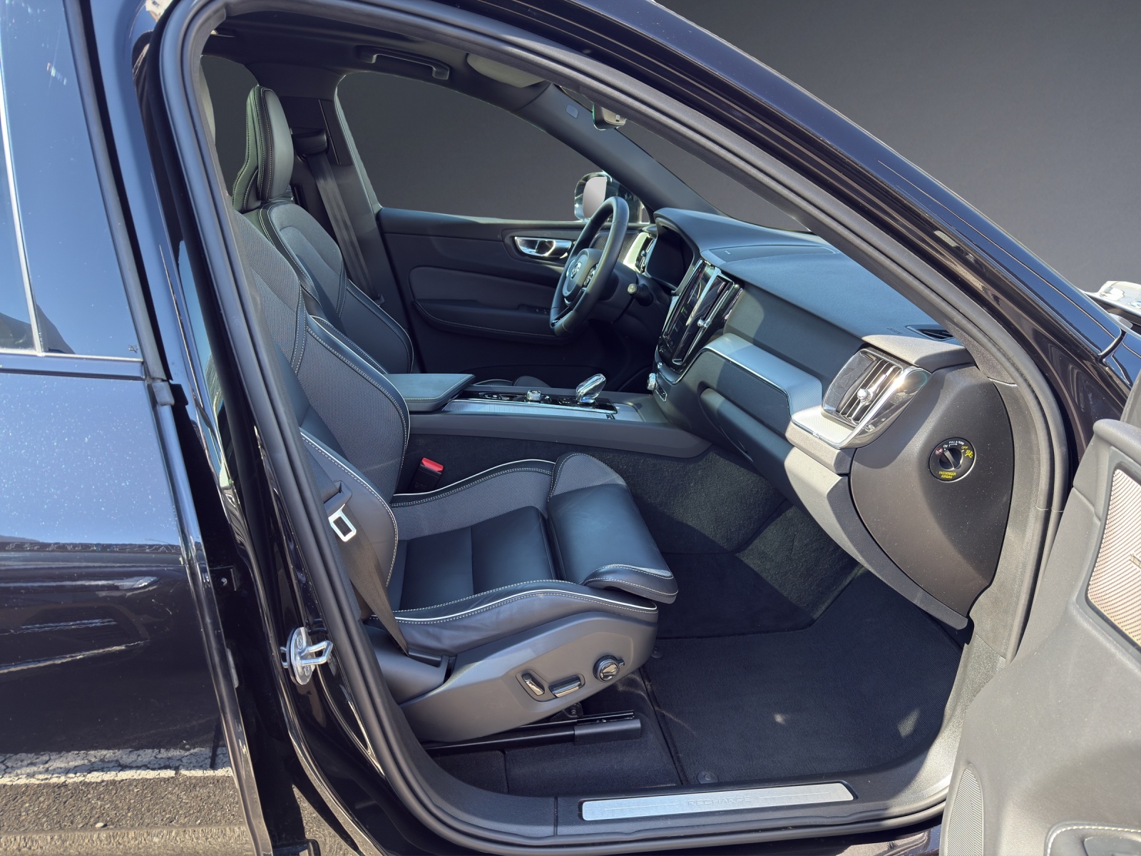 VOLVO XC60 T8 eAWD PluginHybrid Plus Dark Geartronic-image-9