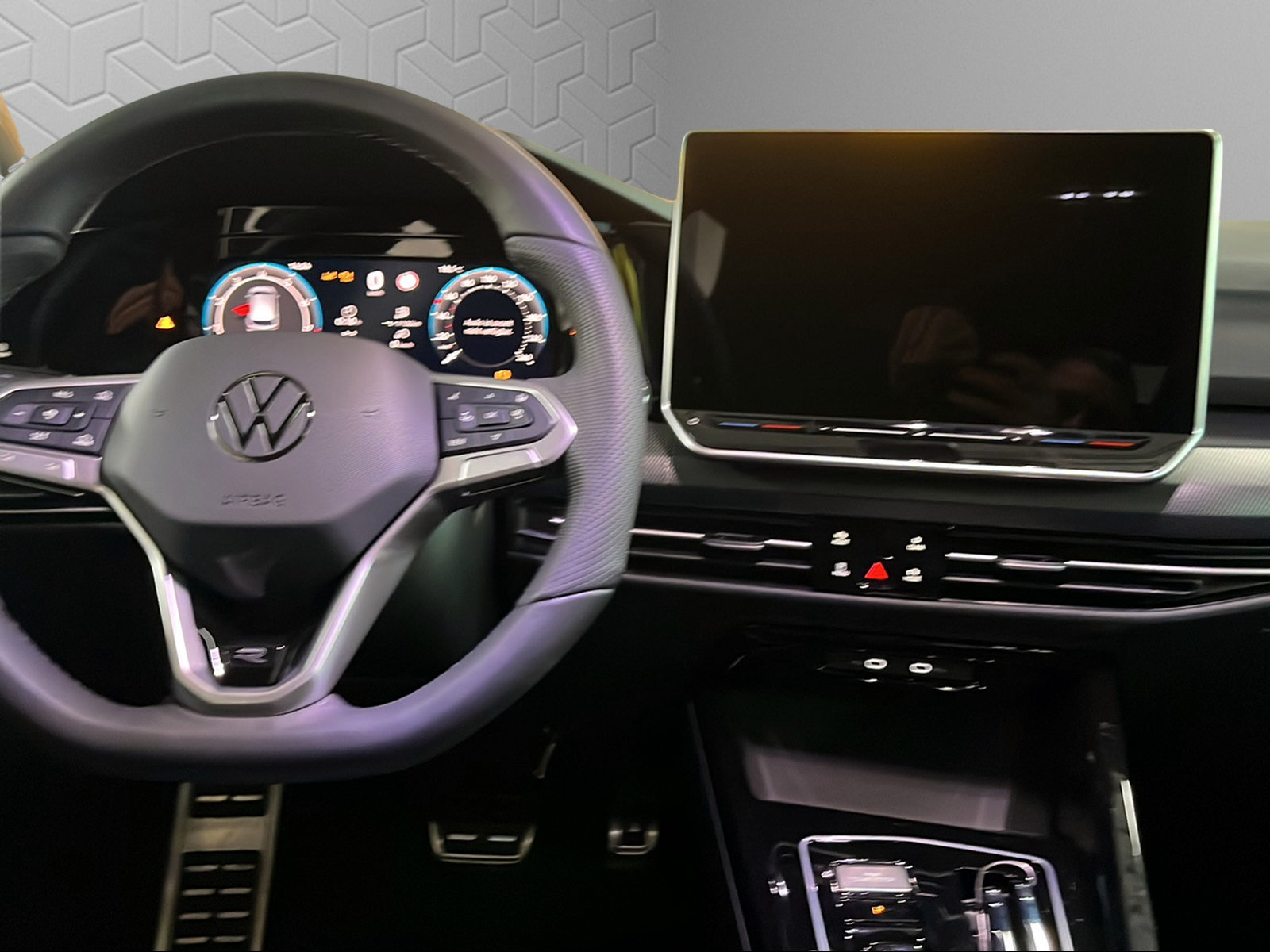 VW Golf 1.5 e TSI mHEV R-Line DSG-image-11