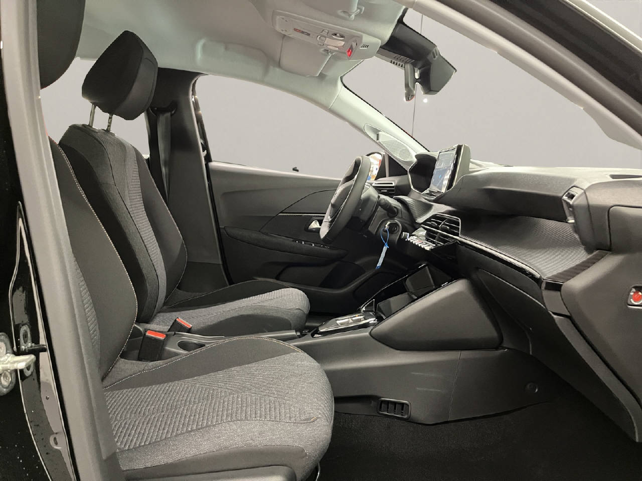 PEUGEOT 208 1.2 Hybrid Style-image-11