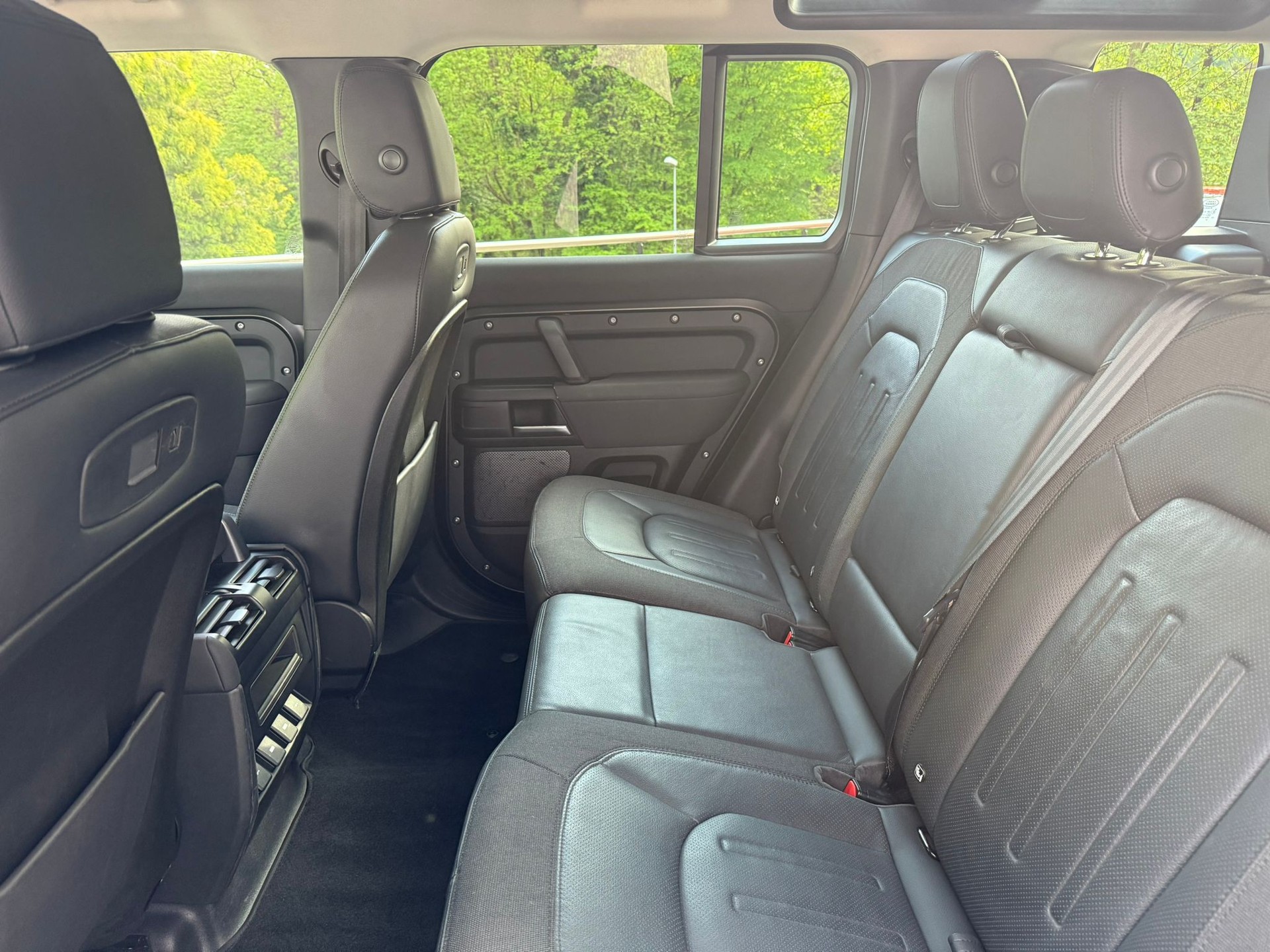LAND ROVER Defender 110 D240 SD4 HSE AT8-image-11