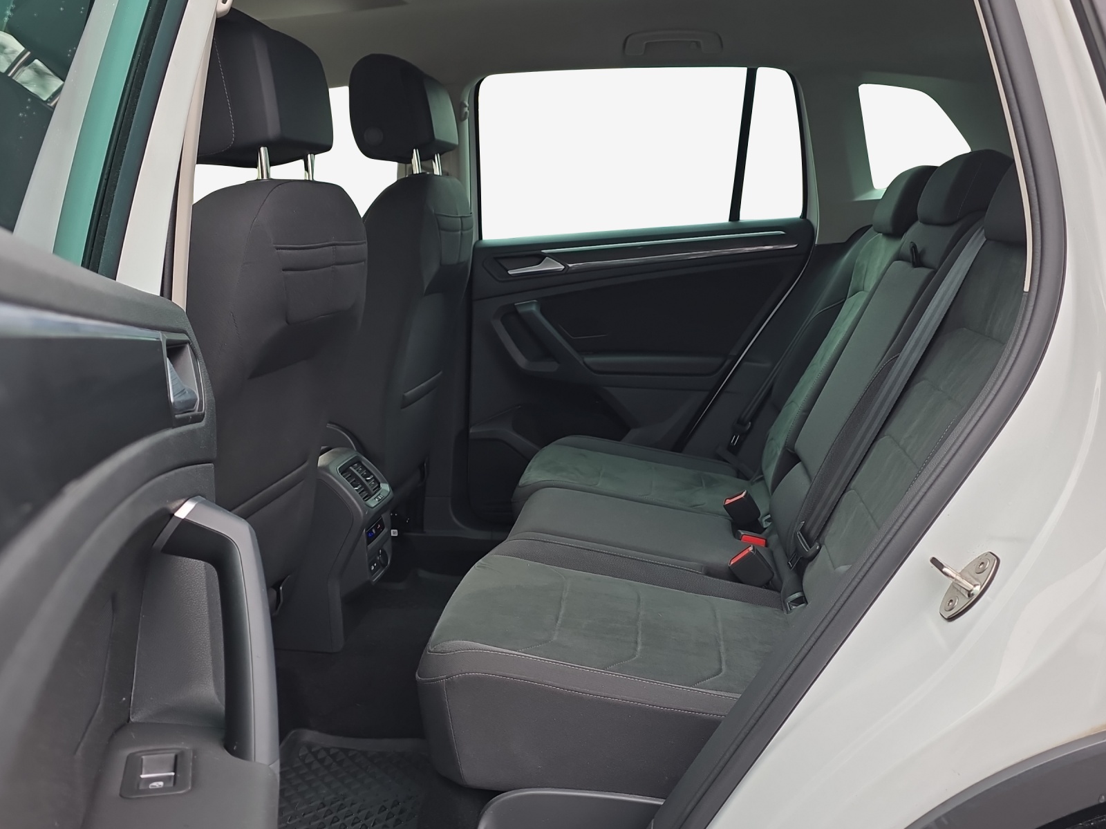 VW Tiguan 2.0 TDI SCR Elegance 4Motion DSG-image-11
