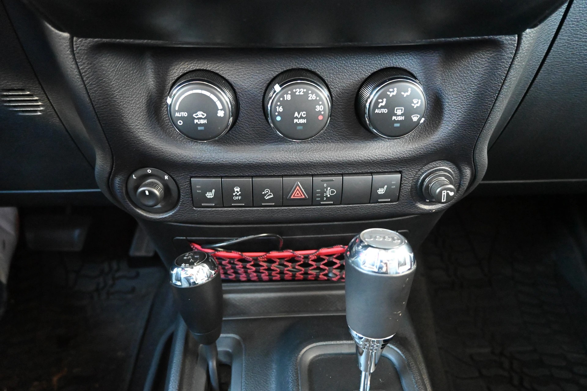 JEEP Wrangler 2.8CRD Unlimited Rubicon Recon Automat 4X4 200PS + AHK 2200kg + Frisch ab MFK 06.2026-image-18