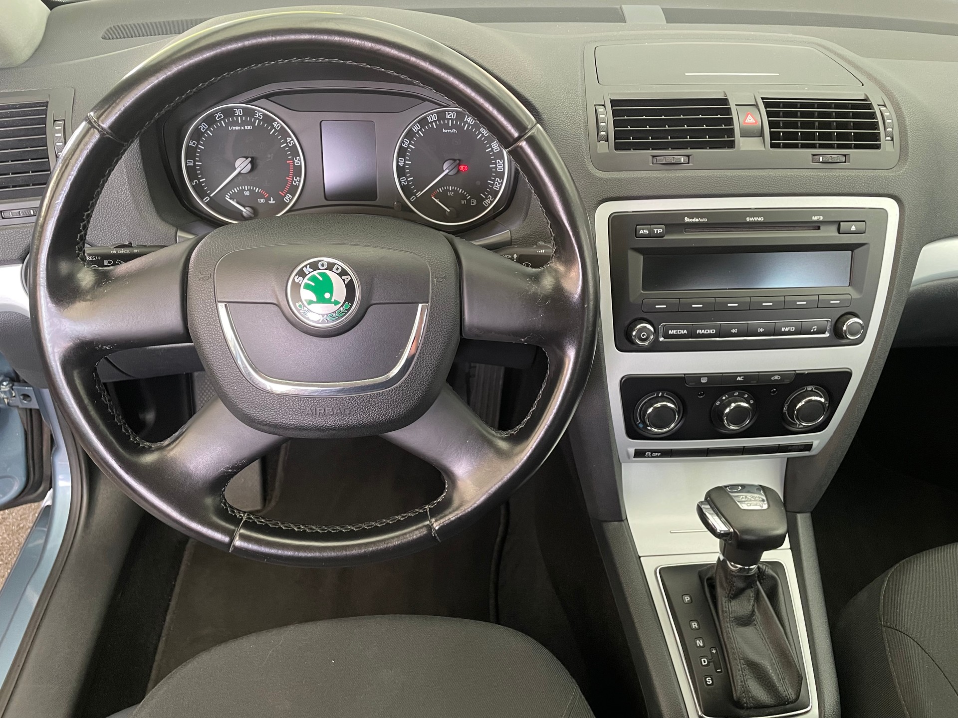SKODA Octavia Combi 2.0 TDI Arosa 4x4 DSG-image-9