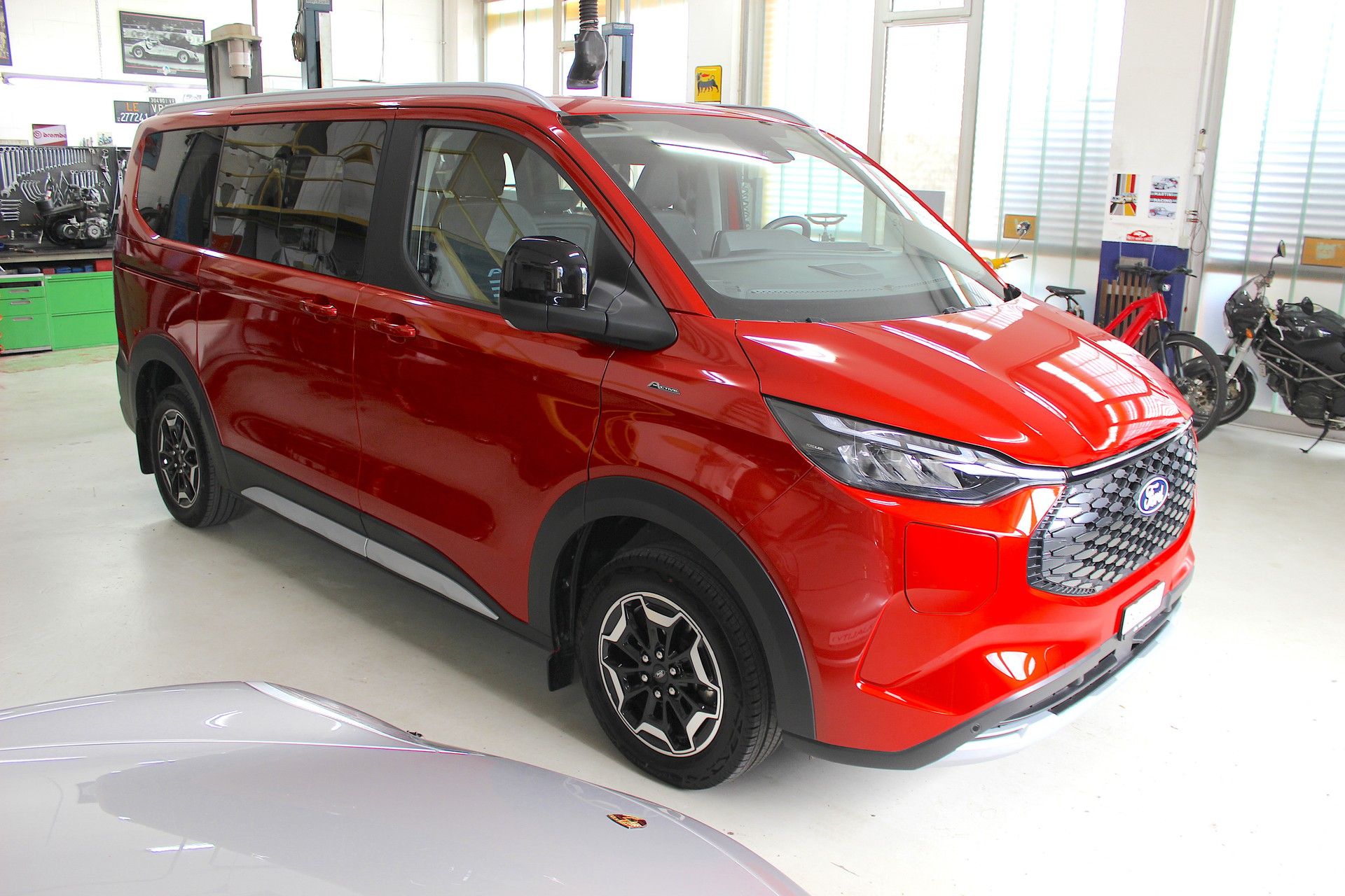 FORD Tourneo Bus 340 L1H1 65kWh Active 💥 TOP Ausstattung inkl. AHK 💥 Garantie 💥 Lieferung möglich
