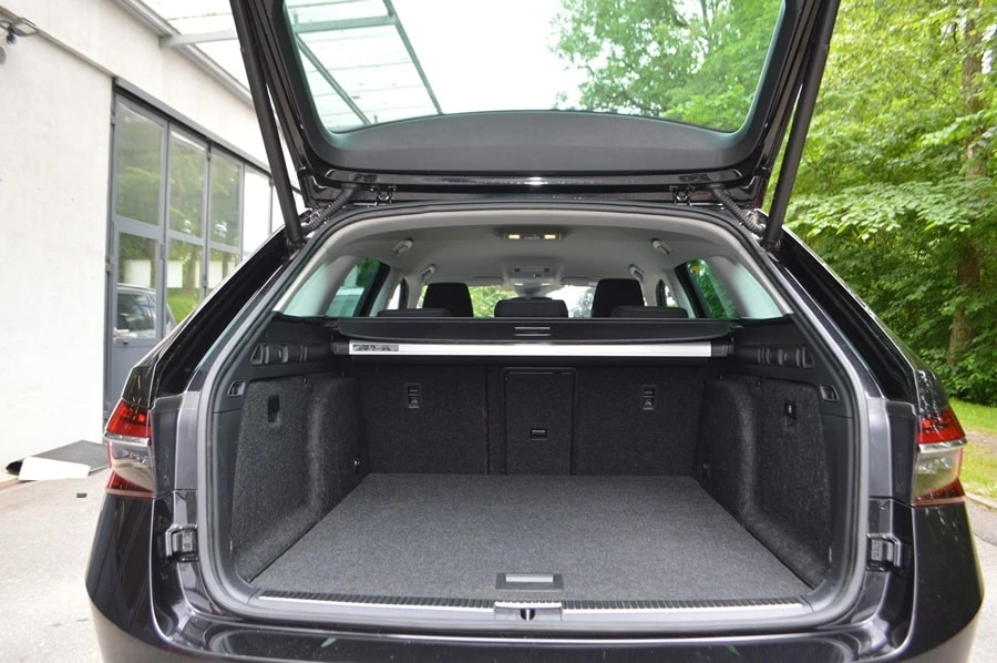 SKODA Superb Combi 2.0 TDi Ambition DSG-image-12