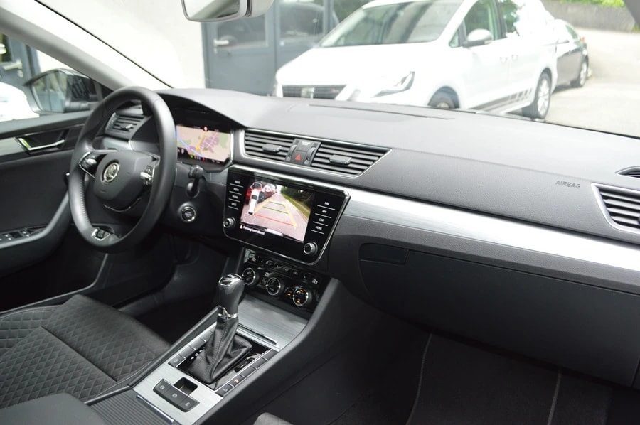 SKODA Superb Combi 2.0 TDi Ambition DSG-image-6