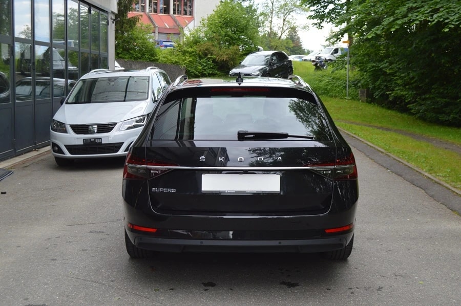SKODA Superb Combi 2.0 TDi Ambition DSG-image-14