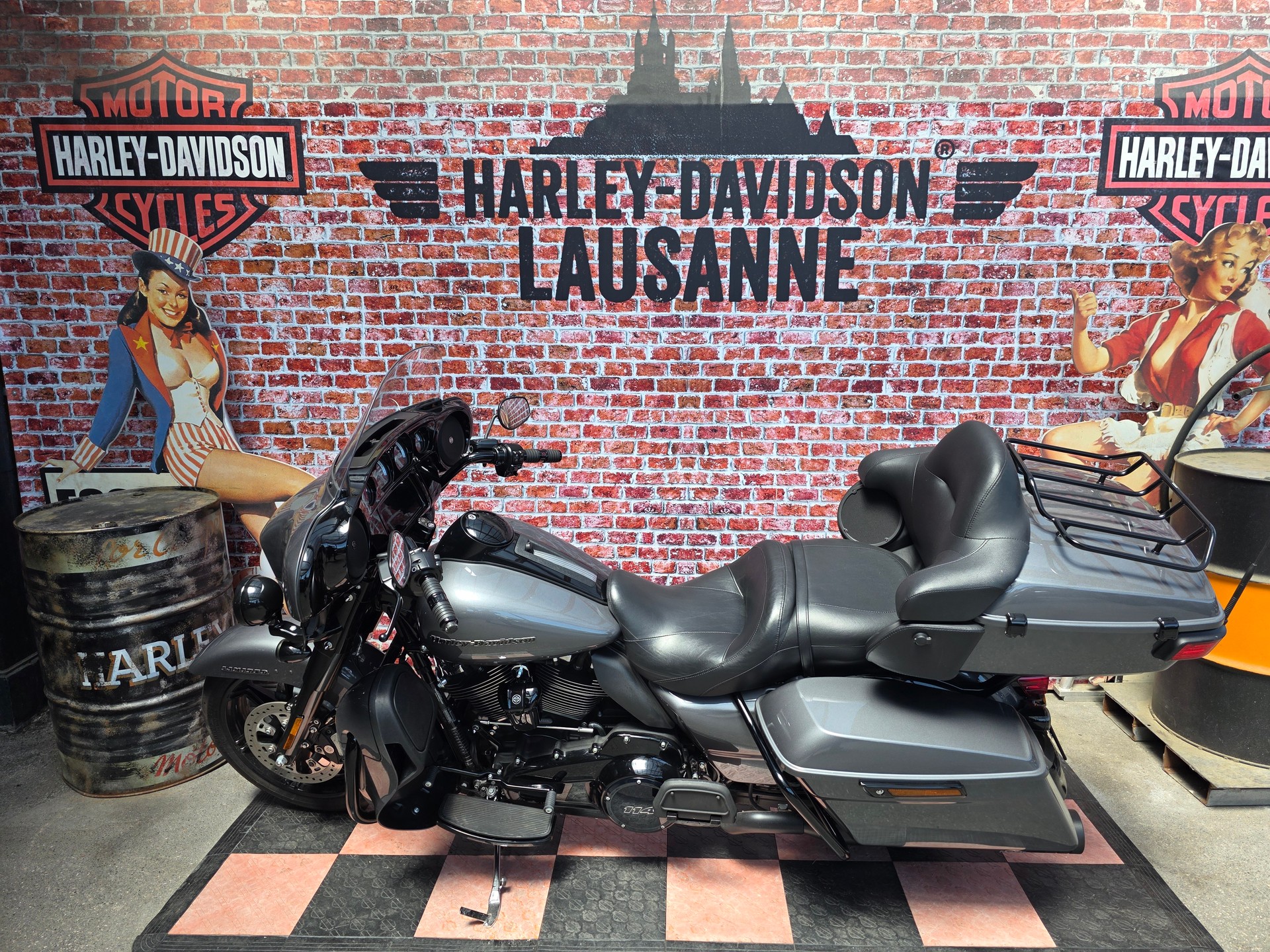 HARLEY-DAVIDSON FLHTK Electra Glide Ultra Limited Black Finish114-showroom-element-1