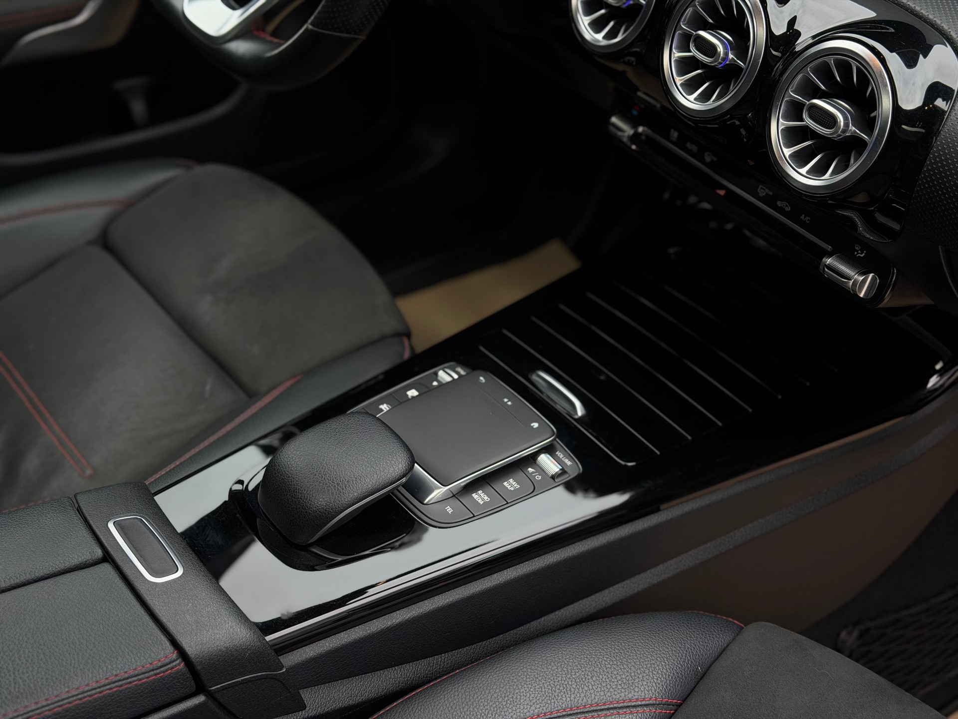 MERCEDES-BENZ CLA 250 AMG Line 7G-DCT-image-17