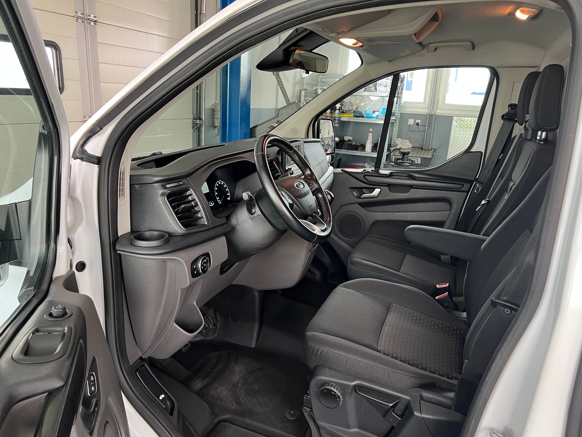 FORD Transit Custom Van 320 L1H1 Ambiente-image-4