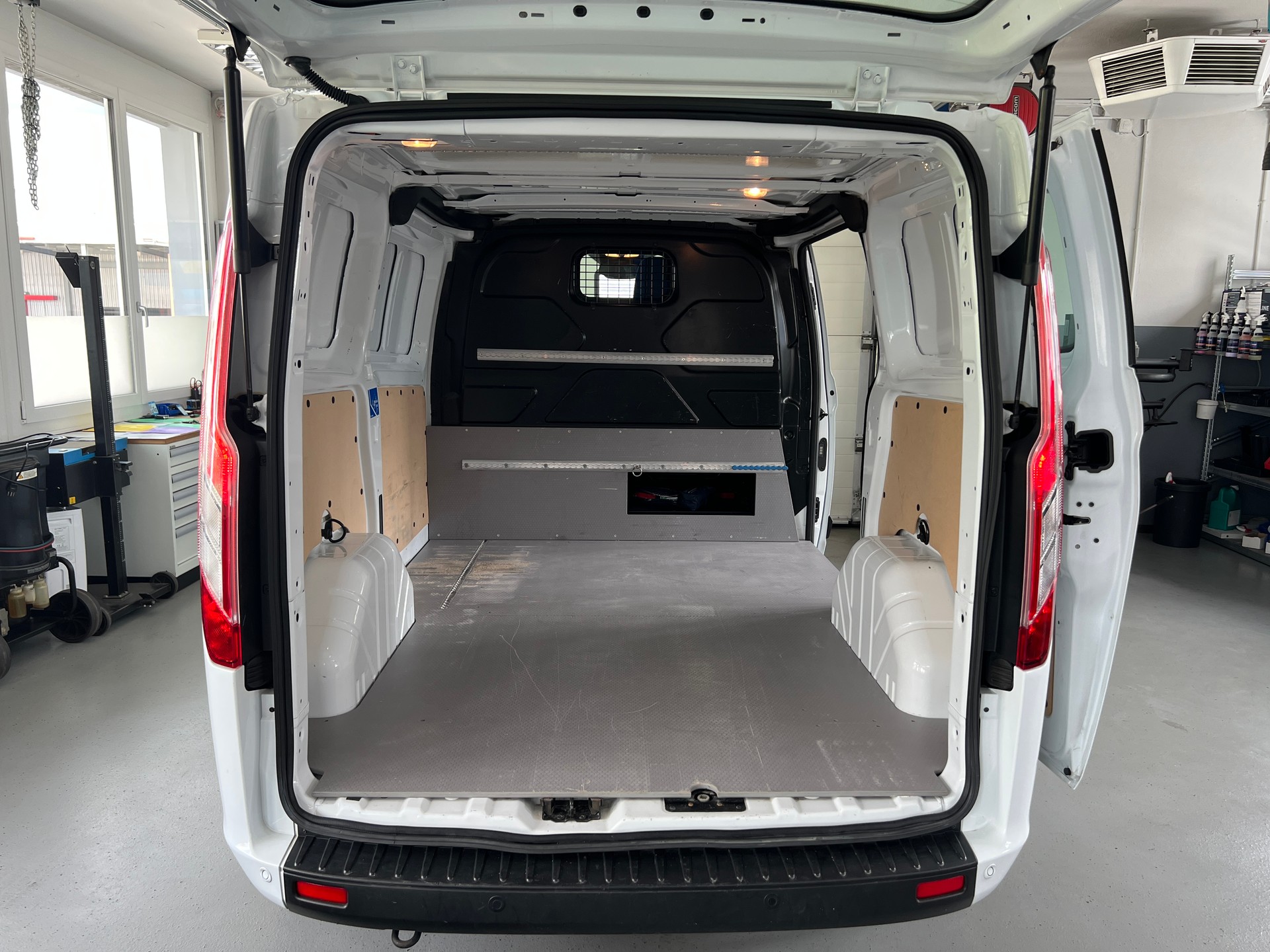 FORD Transit Custom Van 320 L1H1 Ambiente-image-8