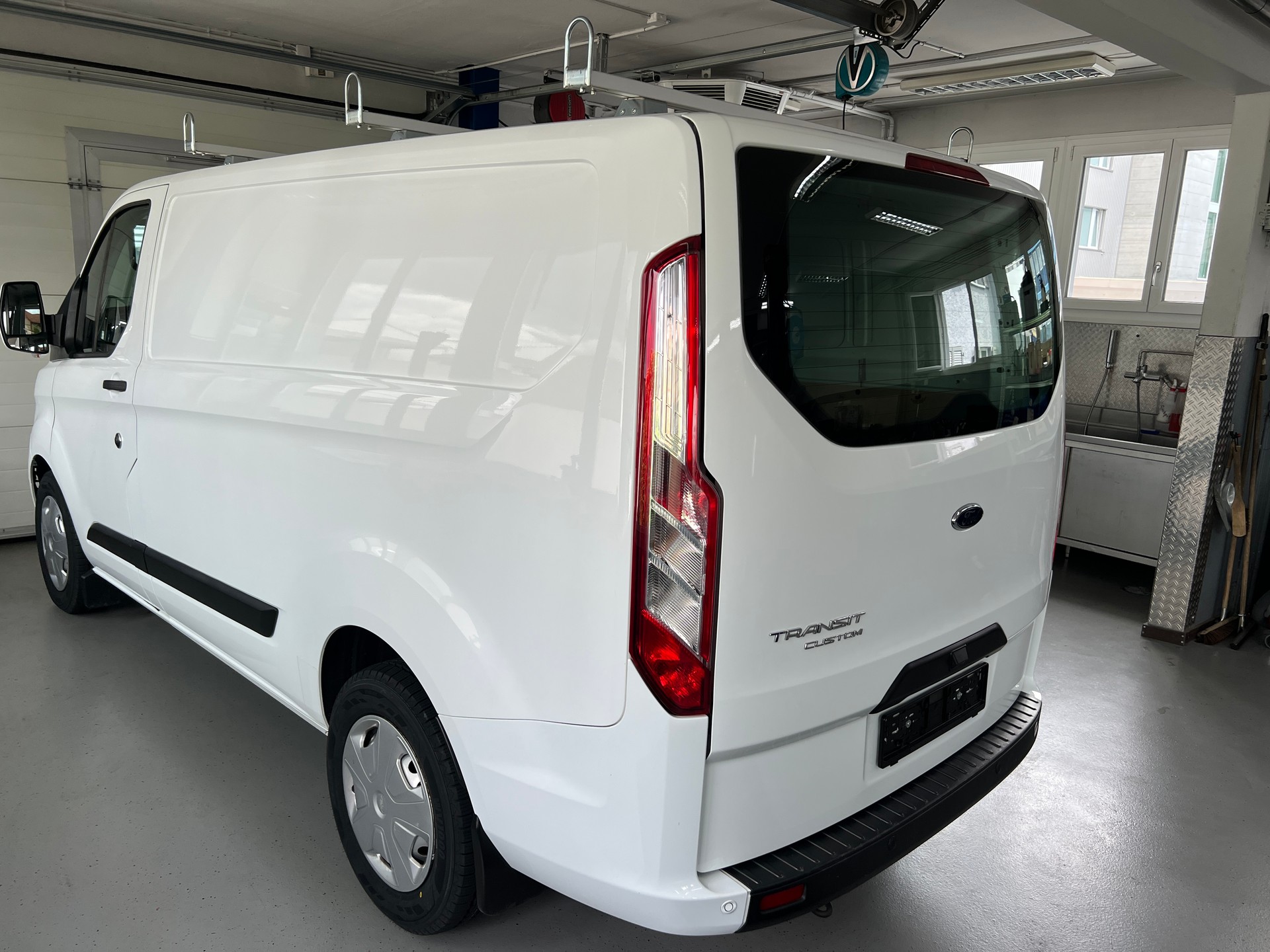 FORD Transit Custom Van 320 L1H1 Ambiente-image-2