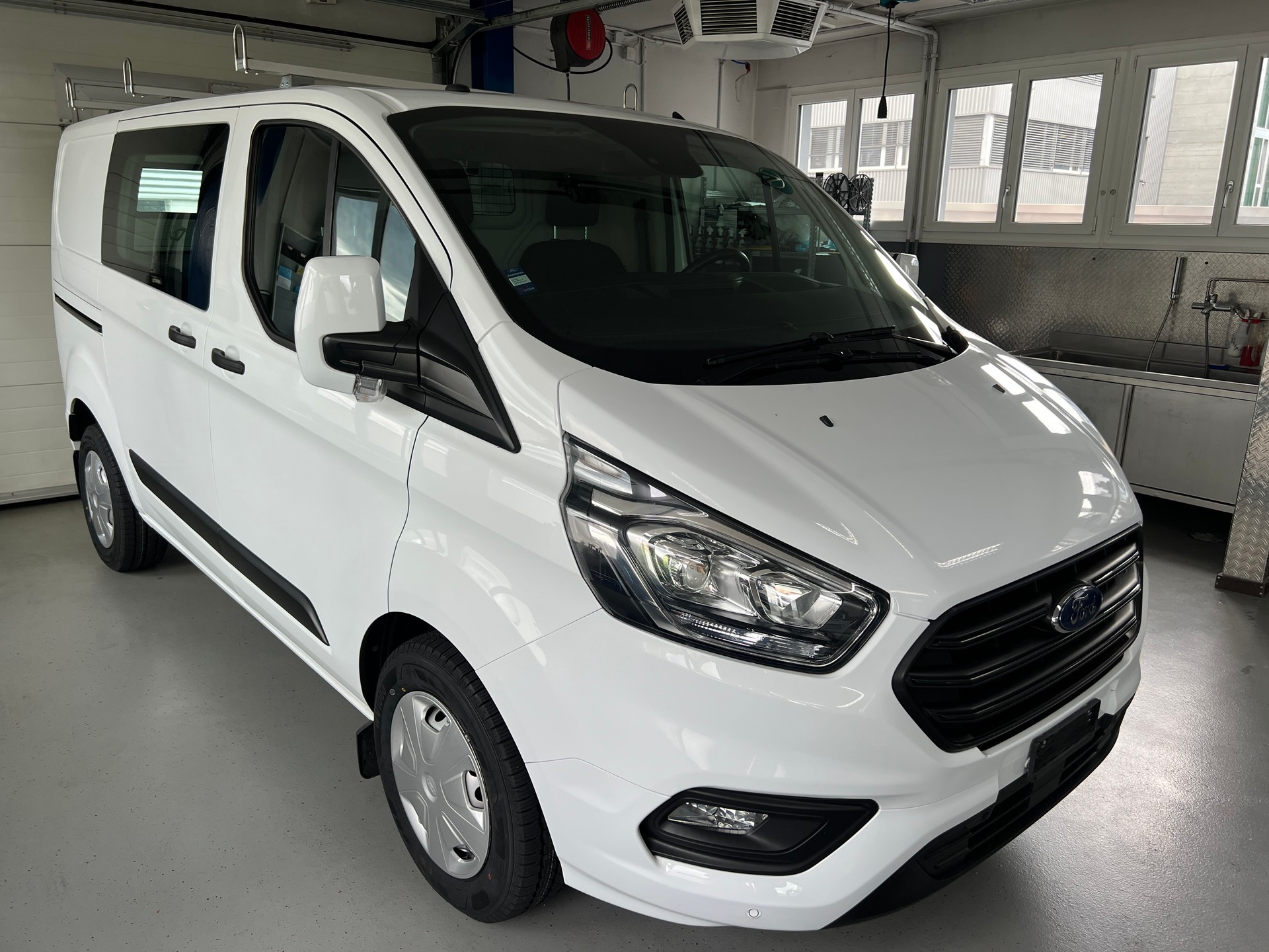 FORD Transit Custom Van 320 L1H1 Ambiente-image-1