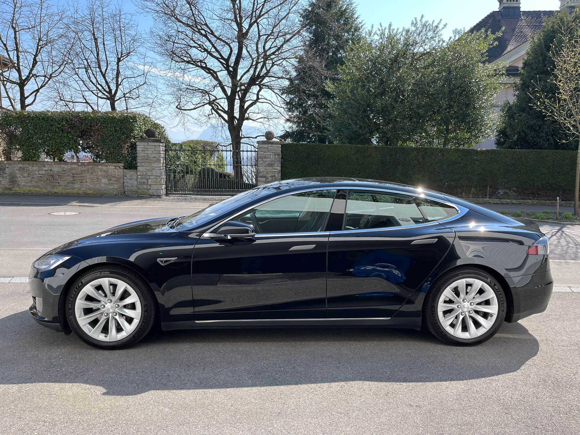TESLA Model S 85 D-image-0