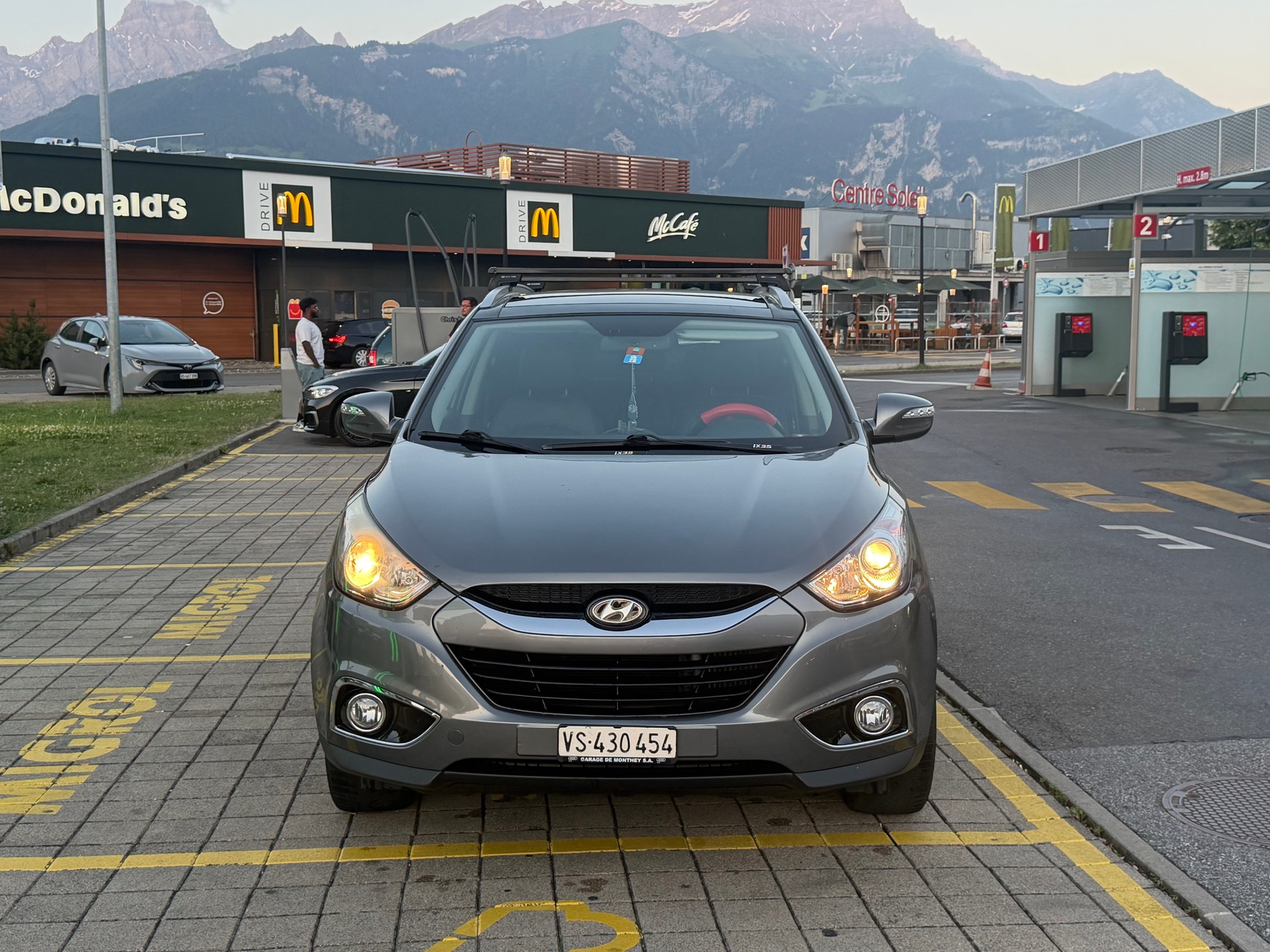 HYUNDAI iX 35 2.0 CRDi Premium 4WD Automatic-image-2