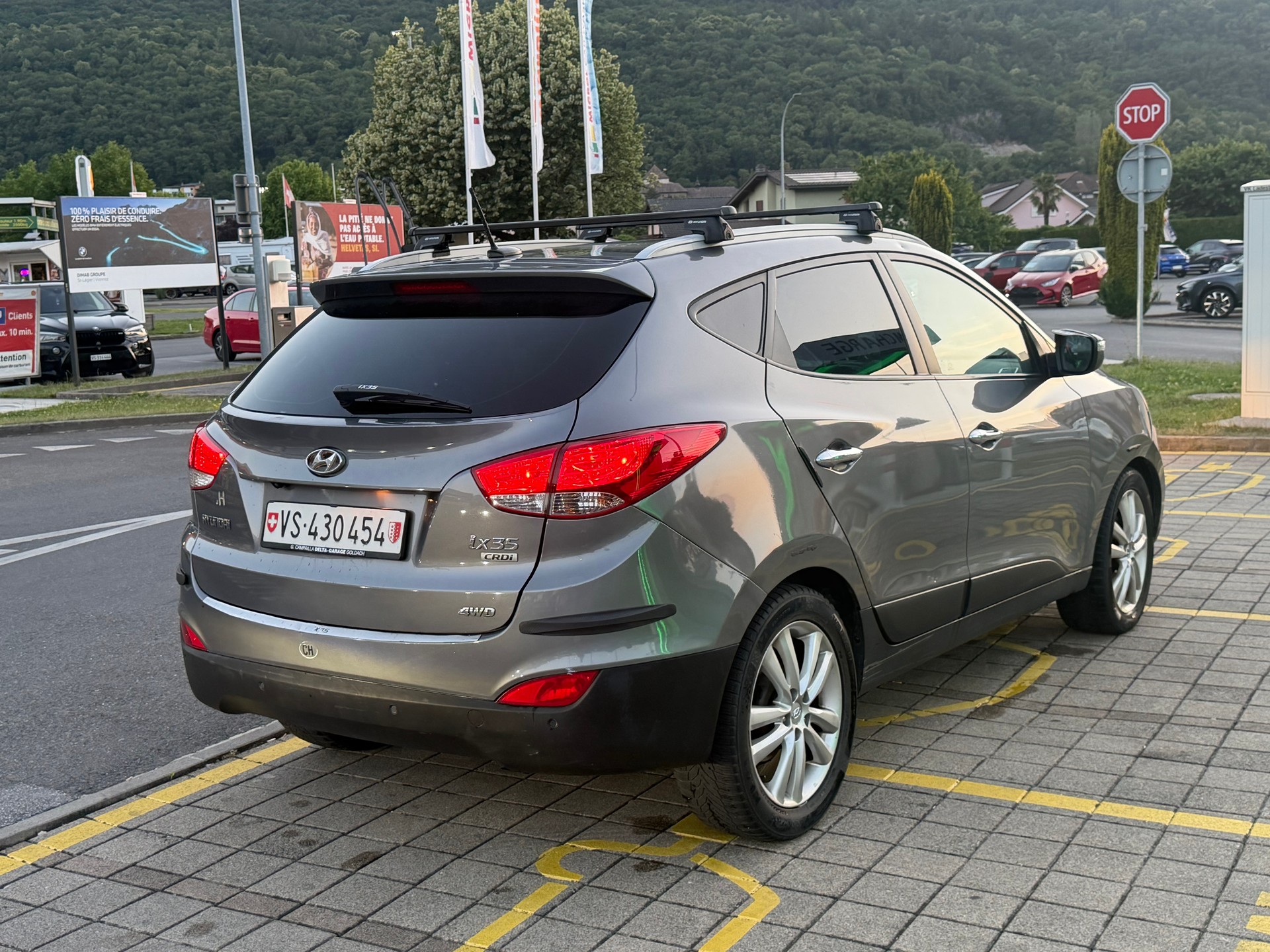 HYUNDAI iX 35 2.0 CRDi Premium 4WD Automatic-image-3
