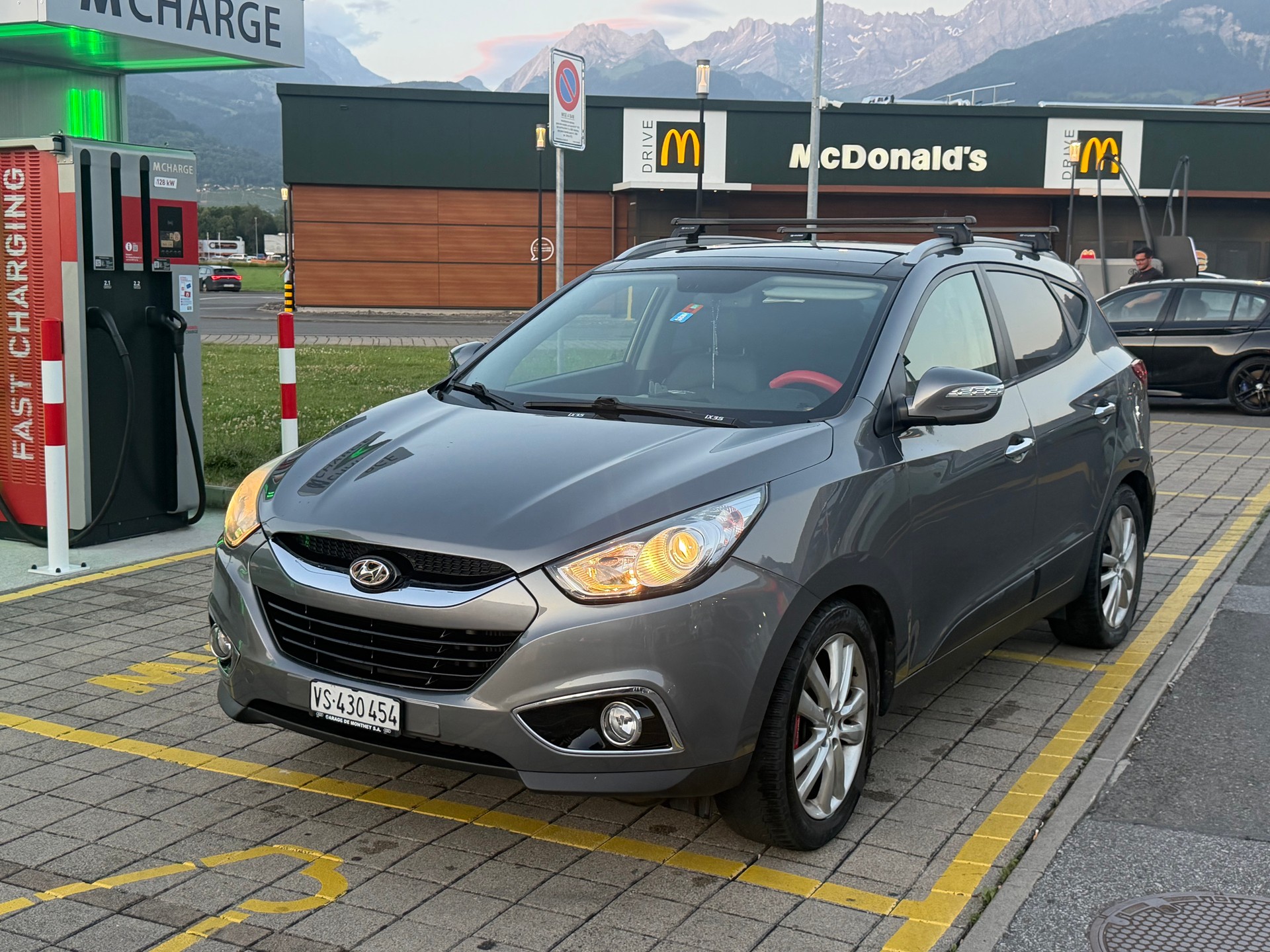 HYUNDAI iX 35 2.0 CRDi Premium 4WD Automatic-image-0