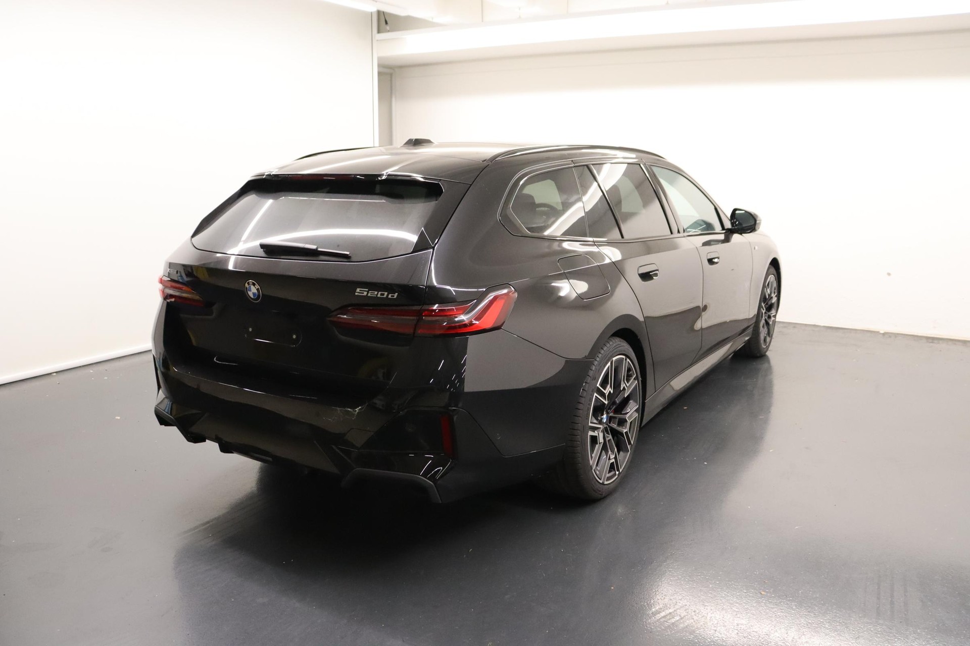 BMW 520d xDrive Touring-image-3