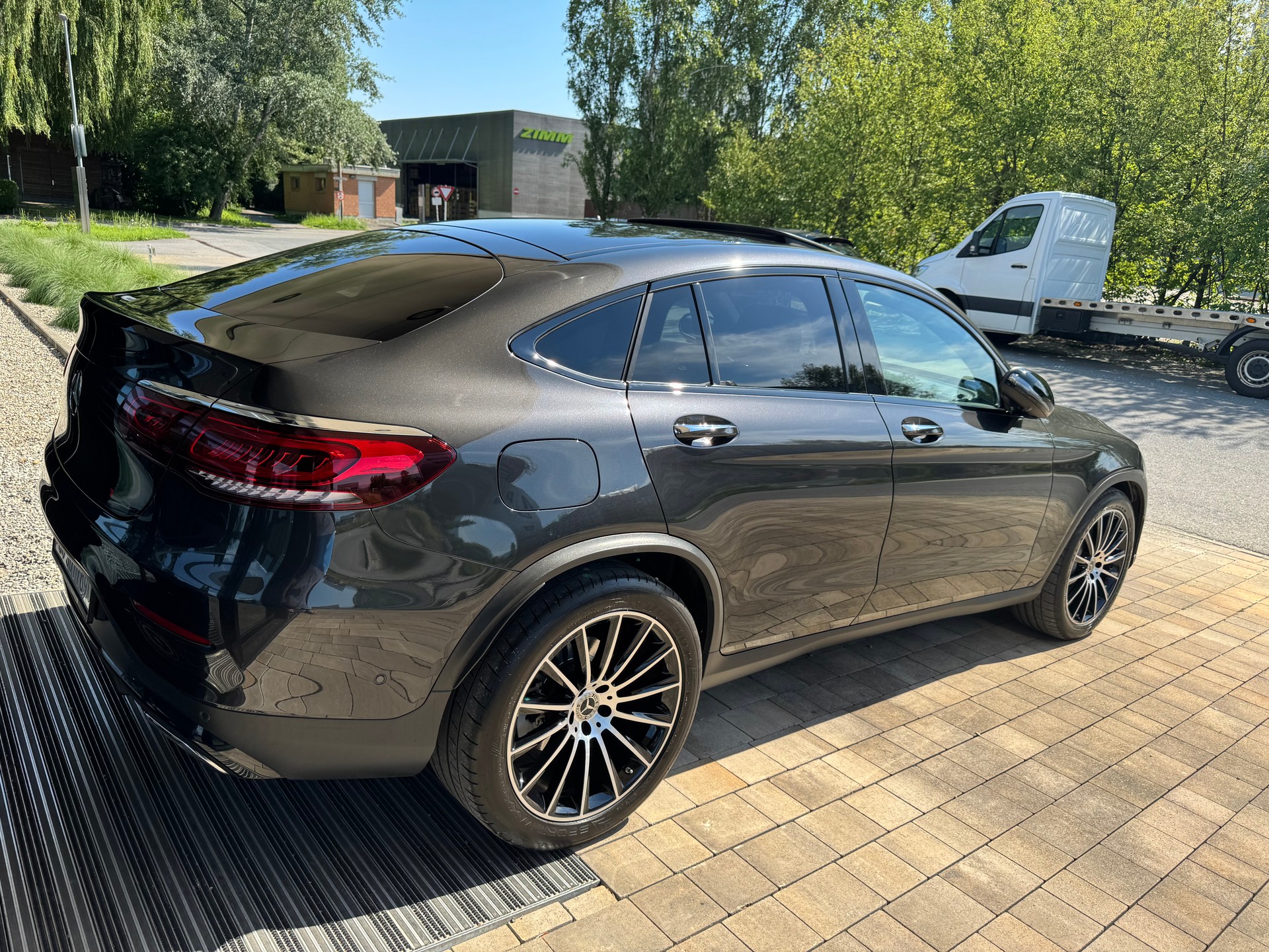 MERCEDES-BENZ Mercedes GLC Coupé 300d 4MATIC AMG | Vollausstattung | Burmester | 360° | 1.Hand-image-3