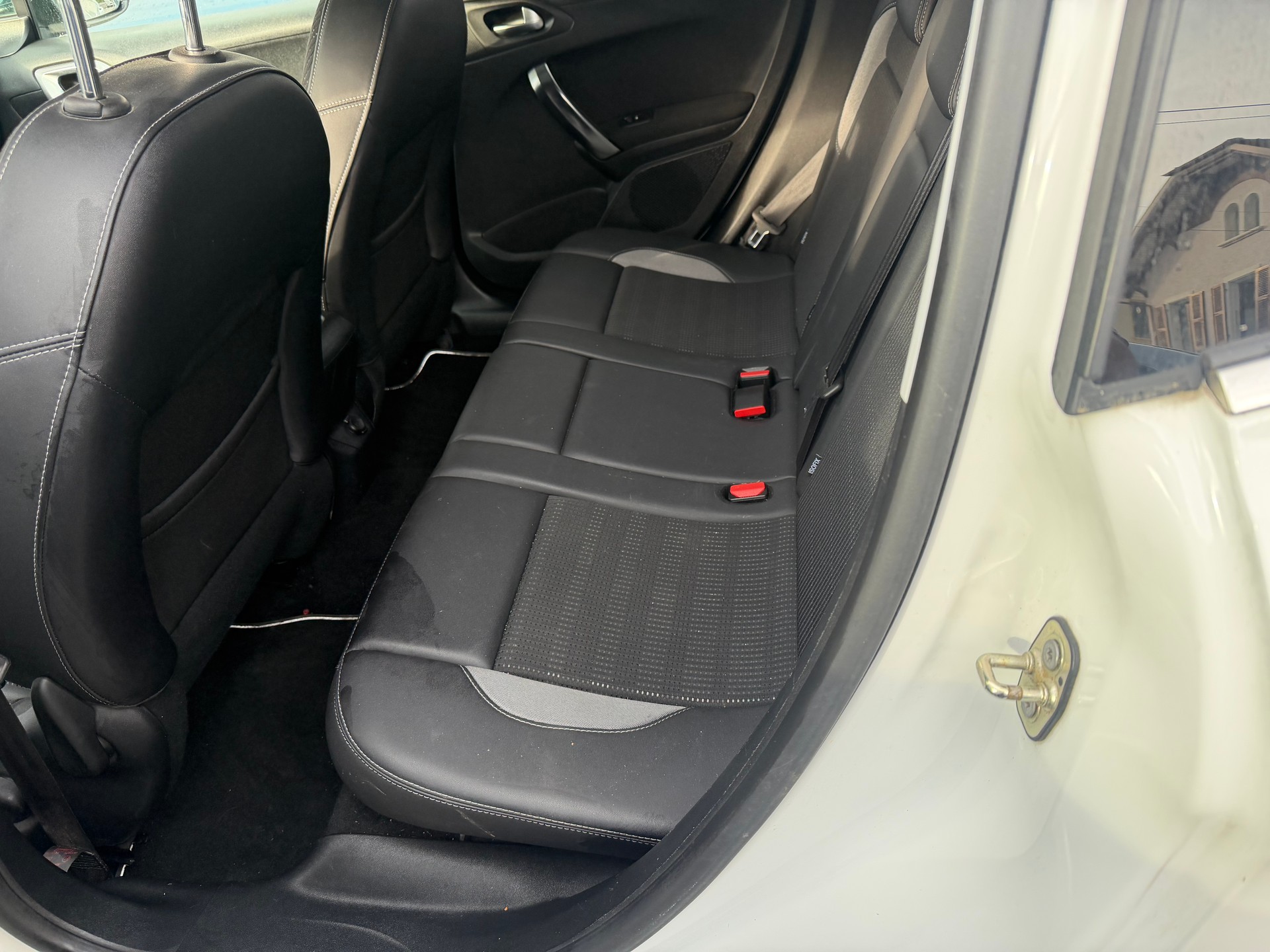 PEUGEOT 2008 1.6 e-HDi Active EGS6-image-8