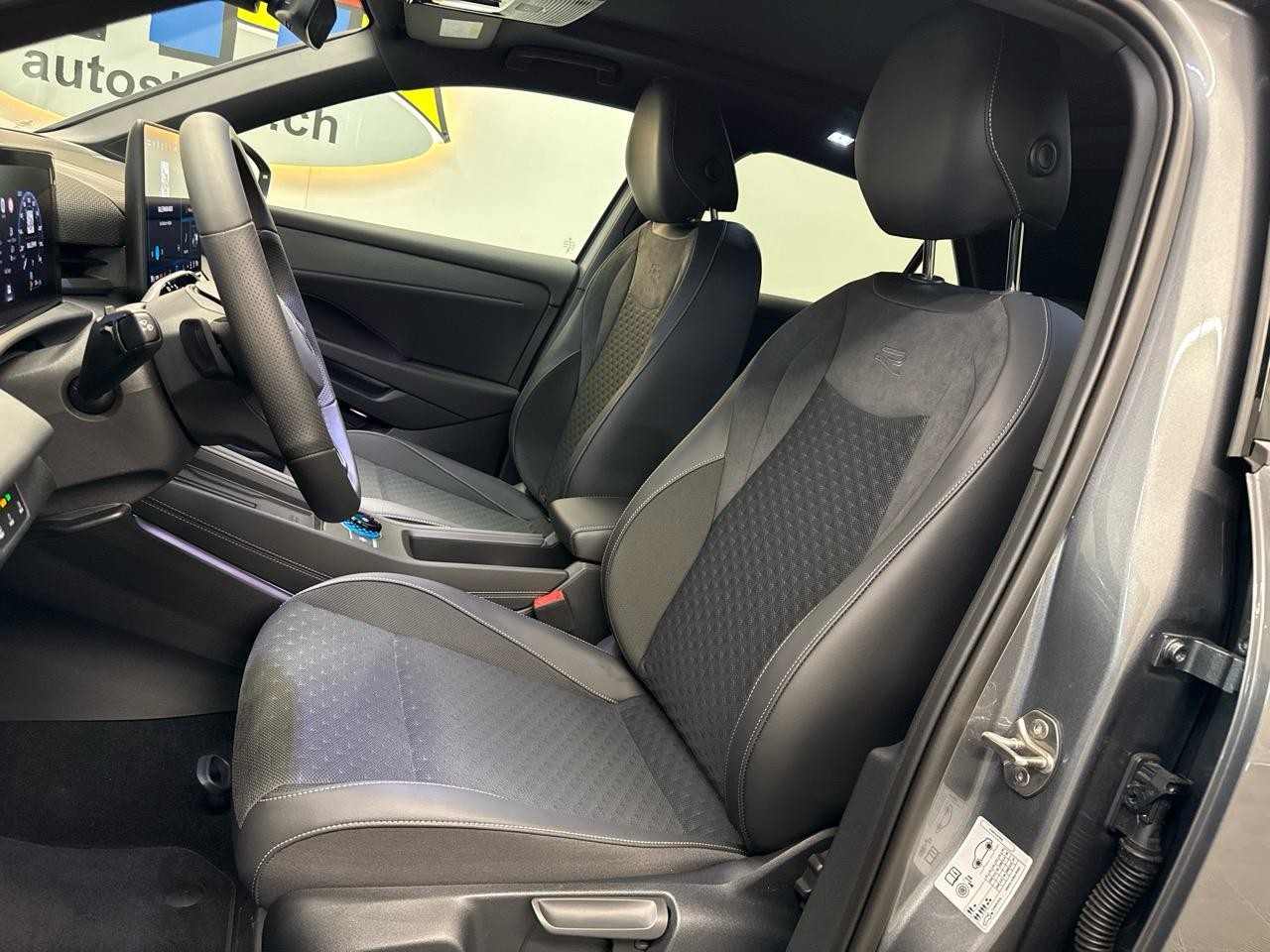 VW T-Roc 1.5 eTSI mHEV R-Line DSG-image-3