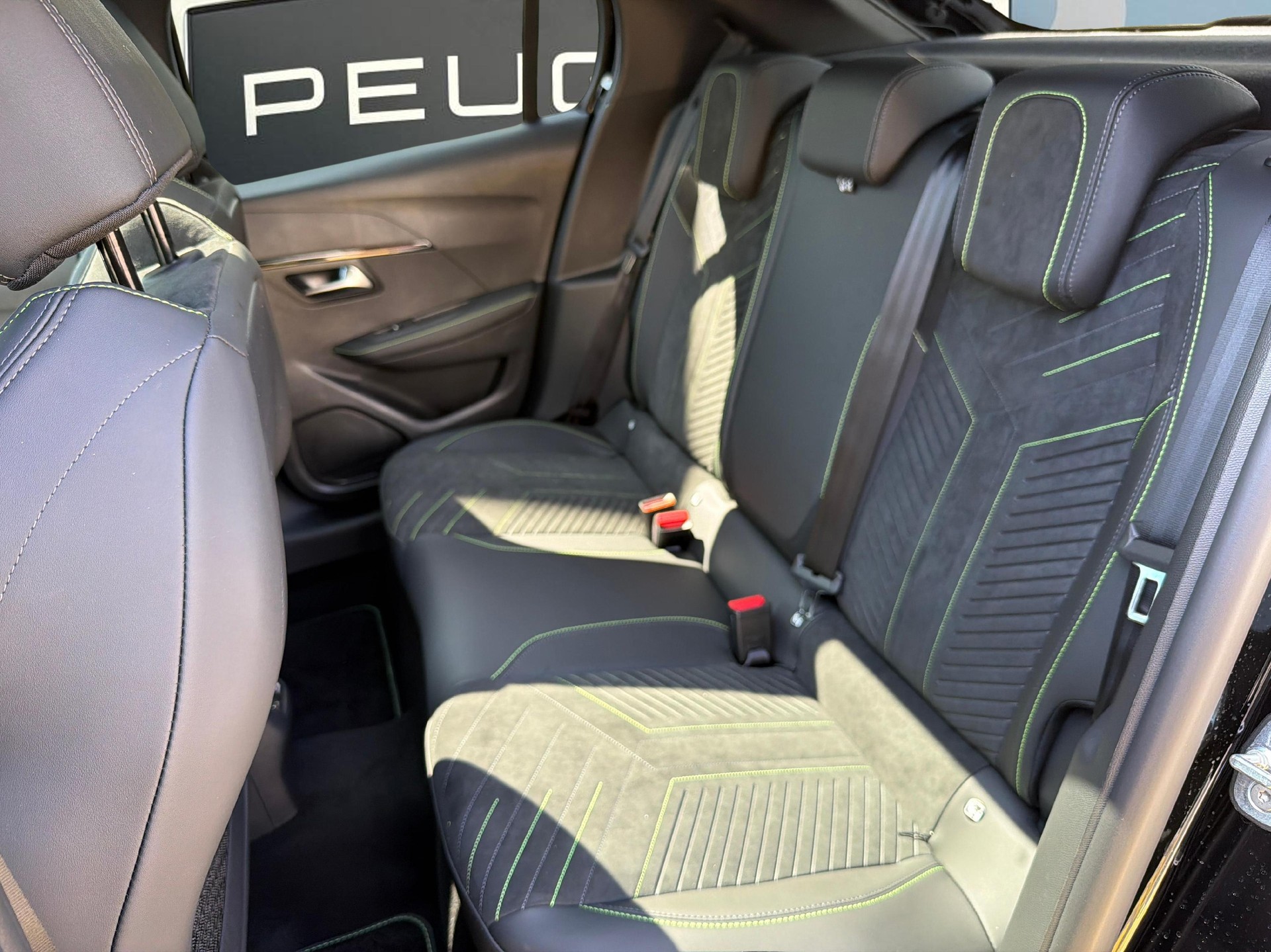 PEUGEOT 208 1.2 Hybrid 145 GT Exclusive-image-11