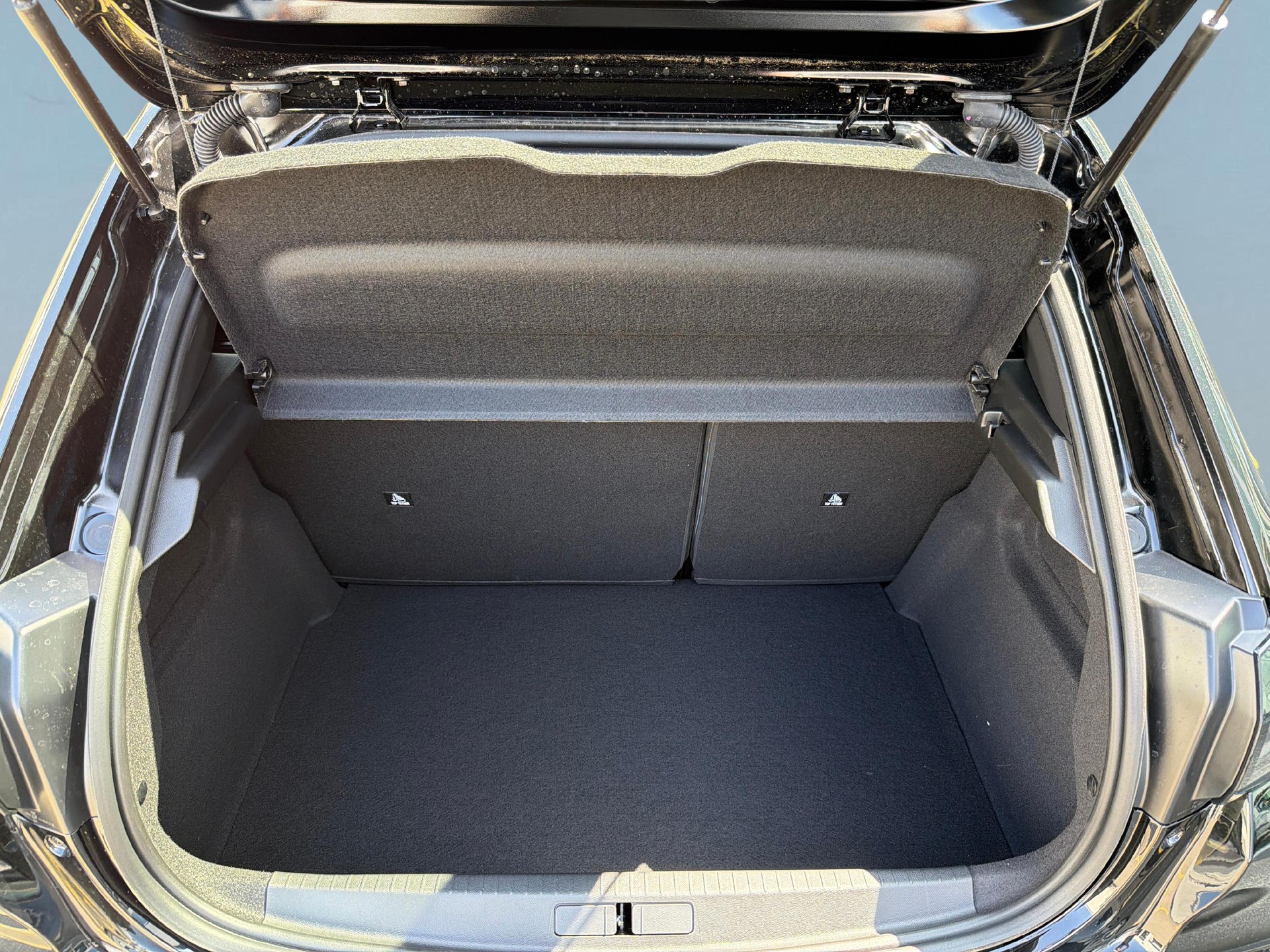 PEUGEOT 208 1.2 Hybrid 145 GT Exclusive-image-12