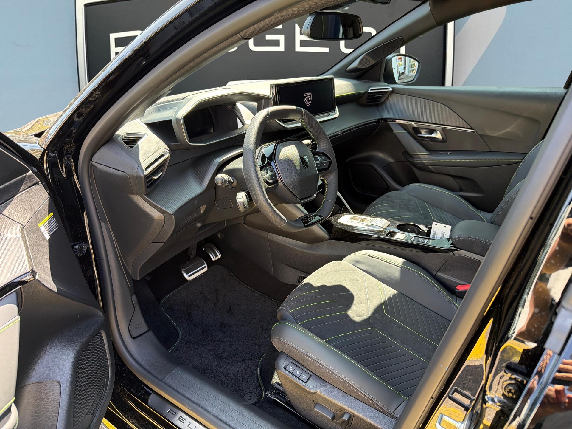 PEUGEOT 208 1.2 Hybrid 145 GT Exclusive-image-8