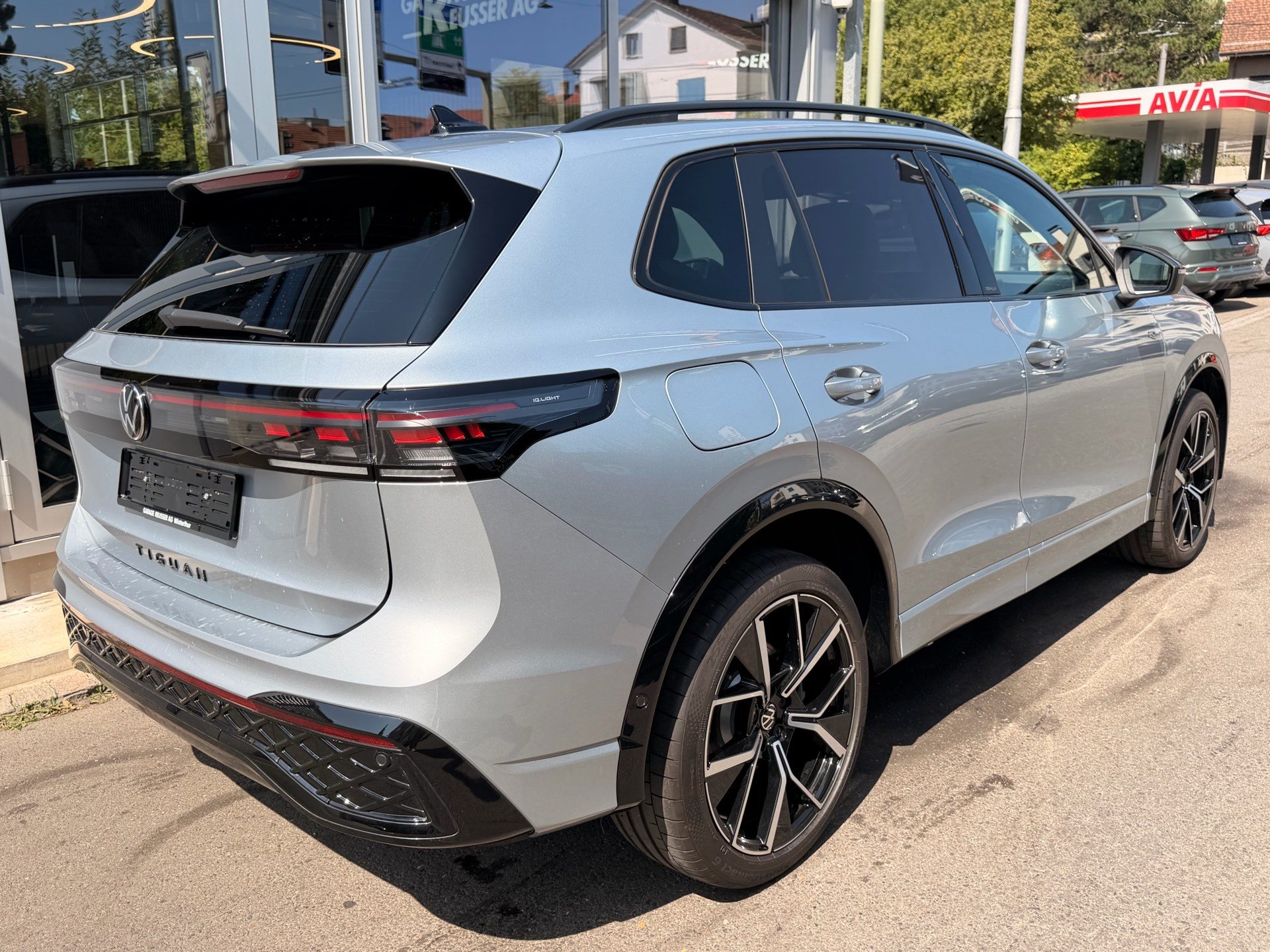 VW Tiguan 2.0 TDI DSG 4MOTION R-LINE *** PANORAMAGLASDACH & 360 GRAD KAMERA ***-showroom-element-3