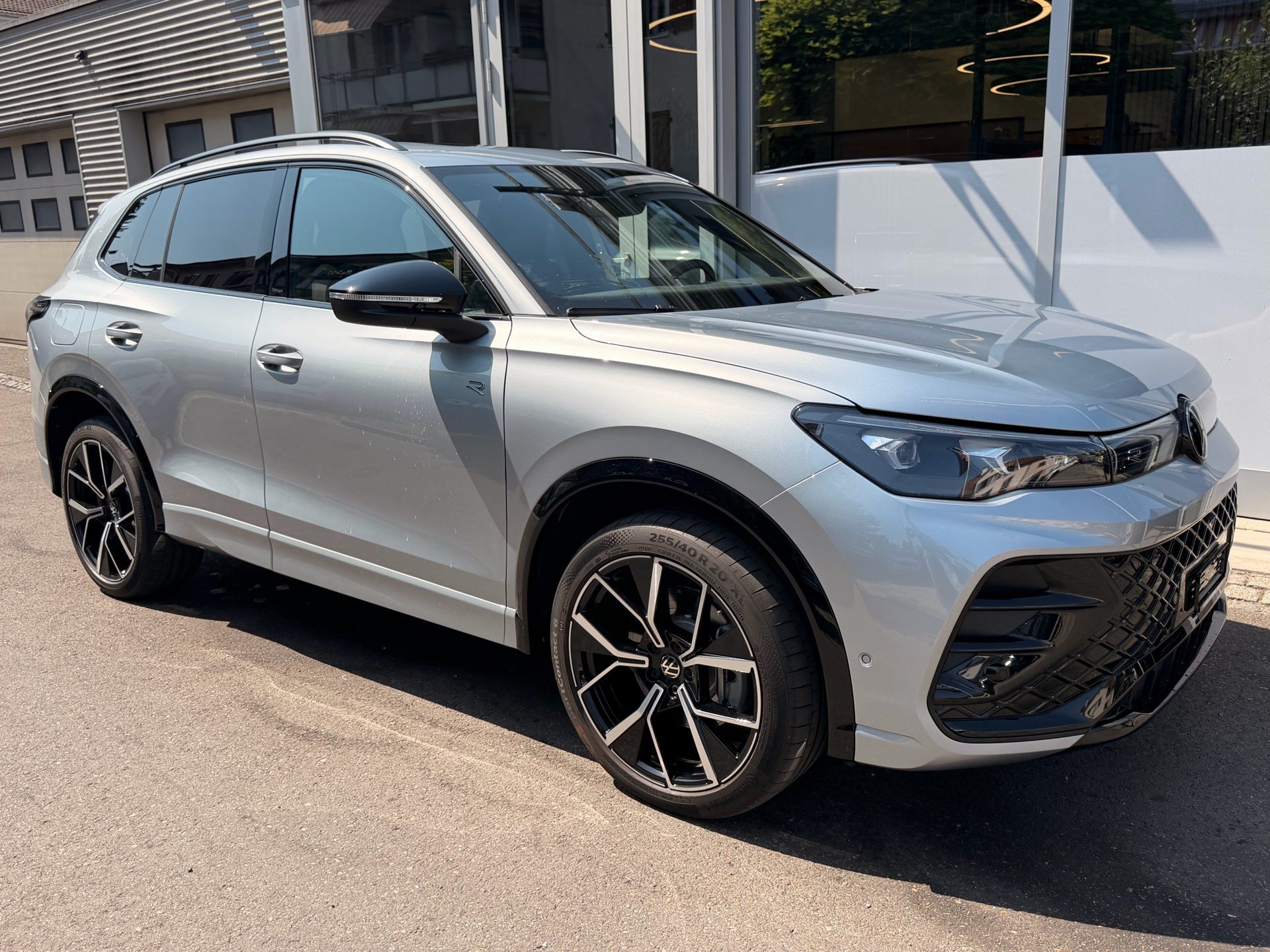 VW Tiguan 2.0 TDI DSG 4MOTION R-LINE *** PANORAMAGLASDACH & 360 GRAD KAMERA ***-showroom-element-2