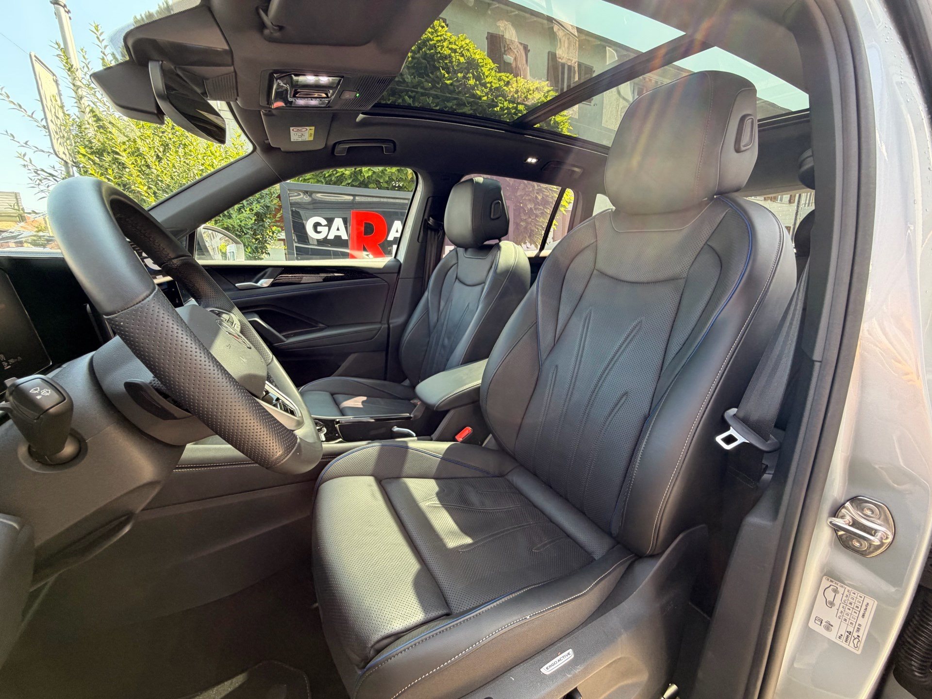 VW Tiguan 2.0 TDI DSG 4MOTION R-LINE *** PANORAMAGLASDACH & 360 GRAD KAMERA ***-image-7
