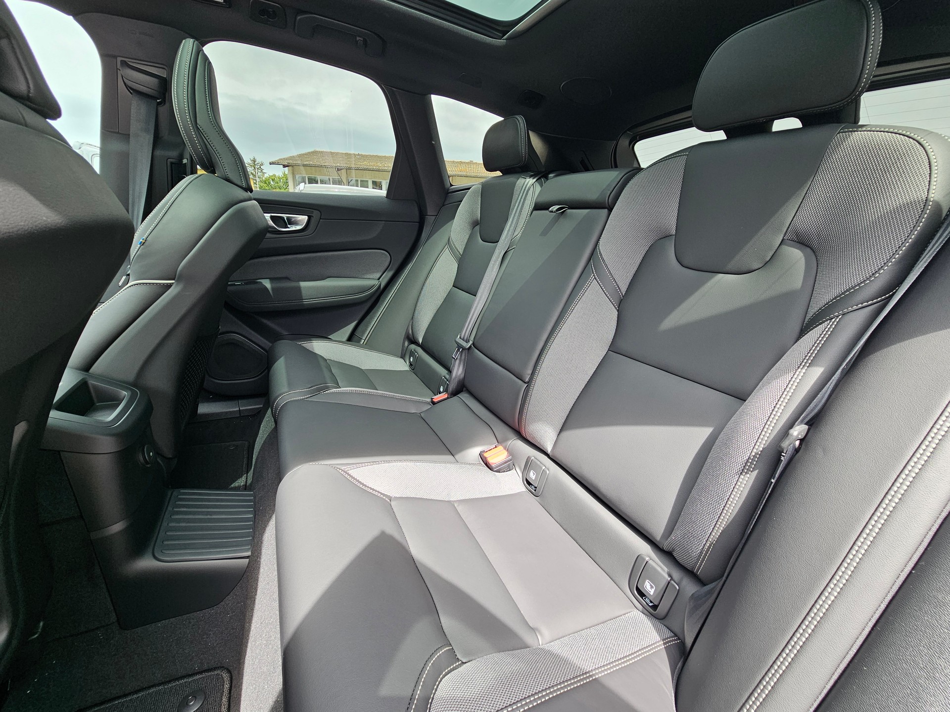 VOLVO XC60 2.0 T6 TE Black Edition eAWD-image-15