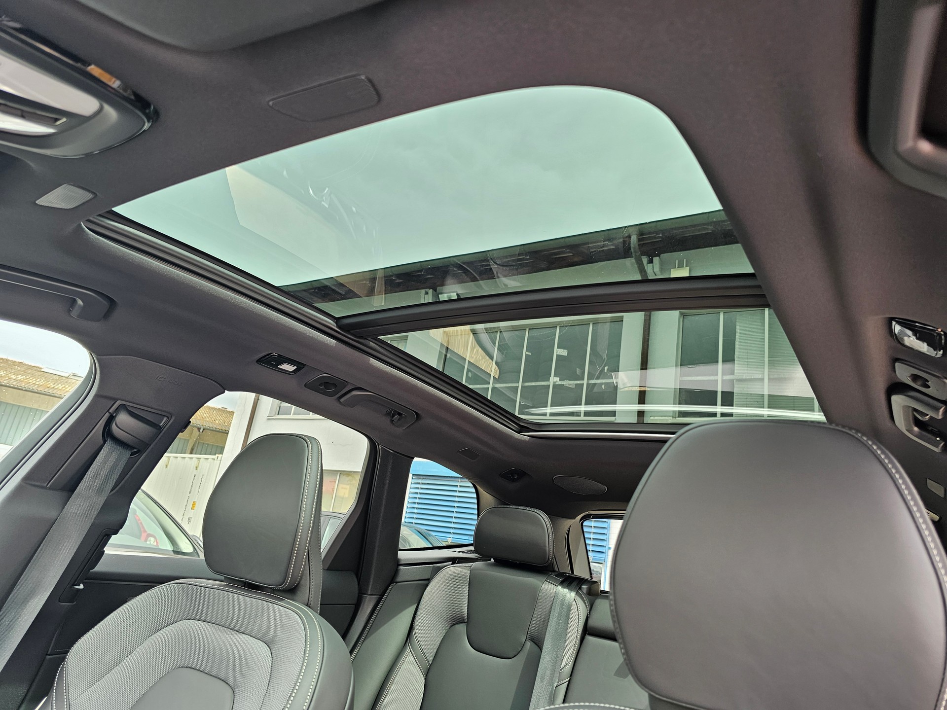 VOLVO XC60 2.0 T6 TE Black Edition eAWD-image-13