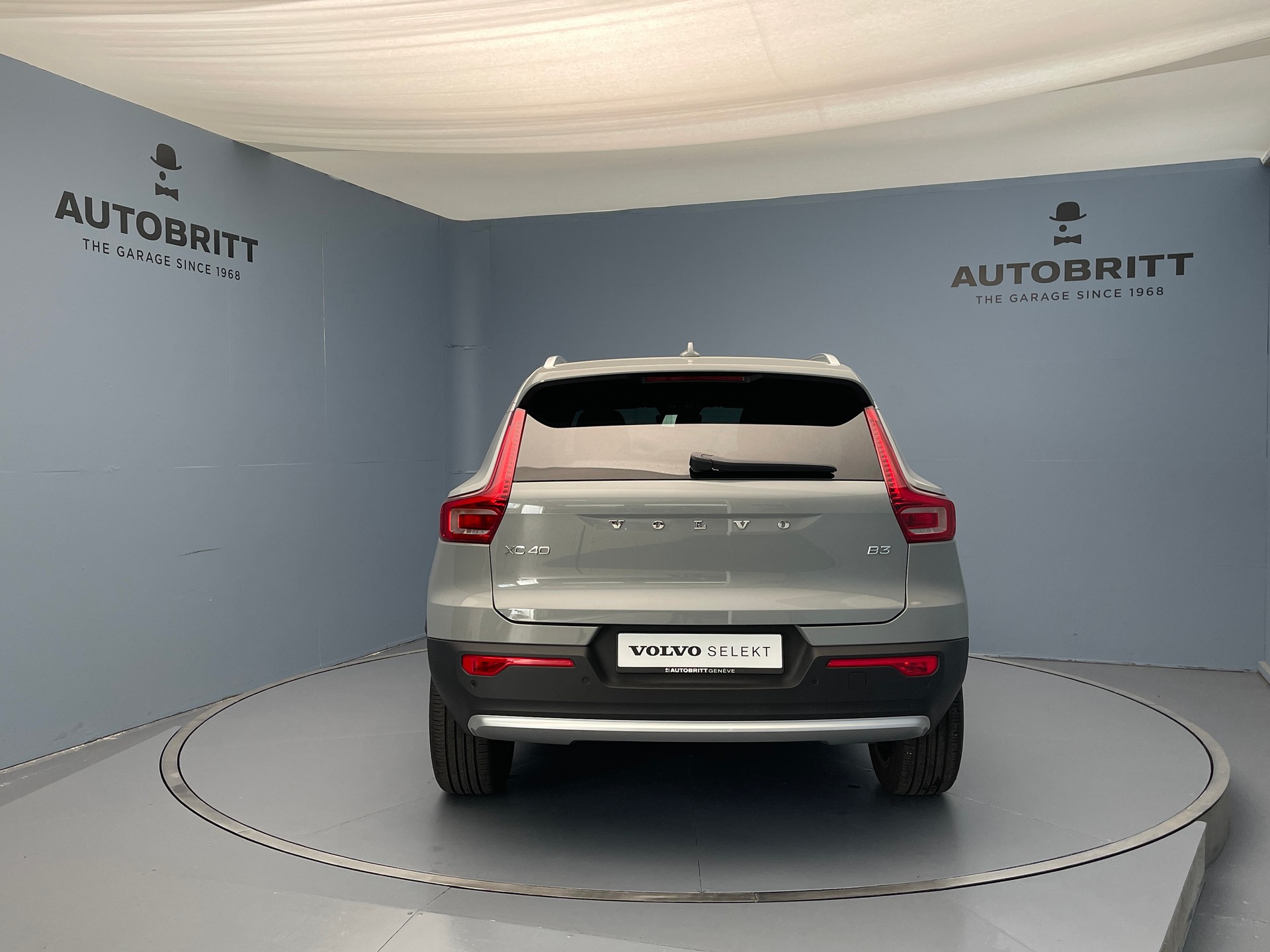 VOLVO XC40 2.0 B3 MH XCITE-showroom-element-2