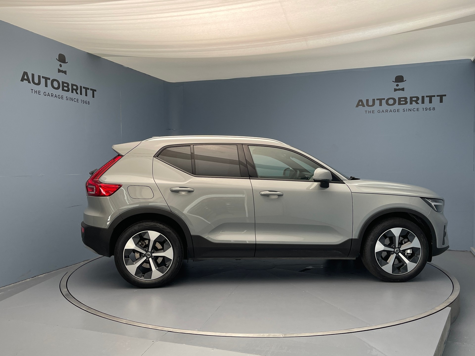VOLVO XC40 2.0 B3 MH XCITE-showroom-element-3