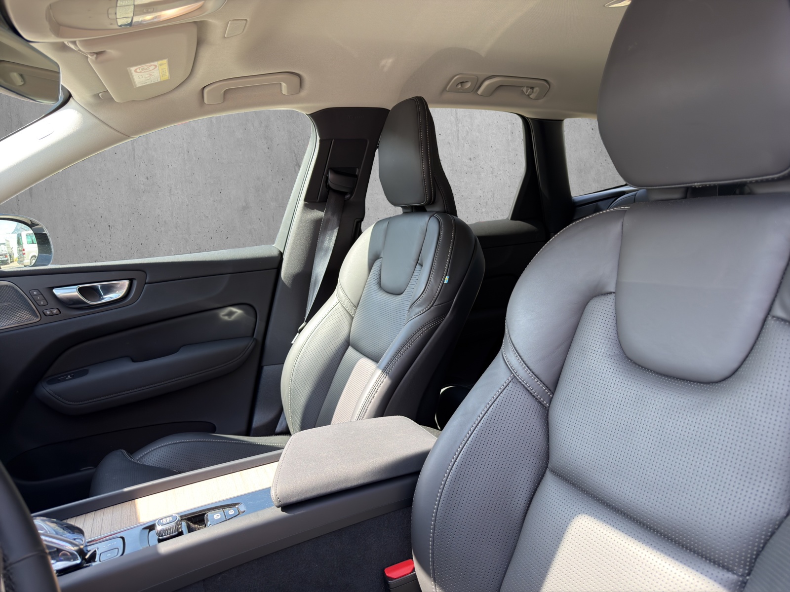VOLVO XC60 2.0 T6 TE Plus Dark eAWD-image-8